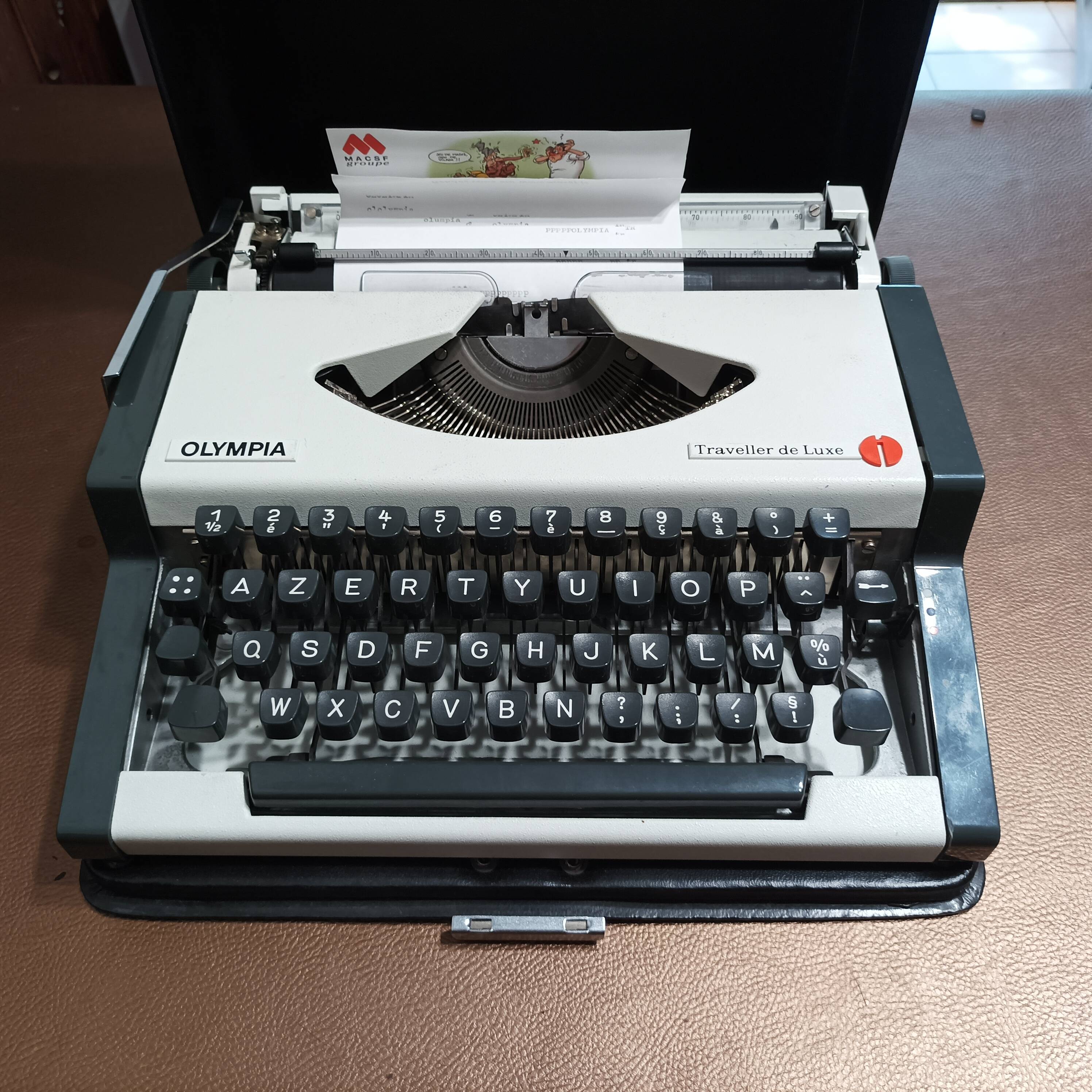 Olympia Traveller de Luxe White Typewriter