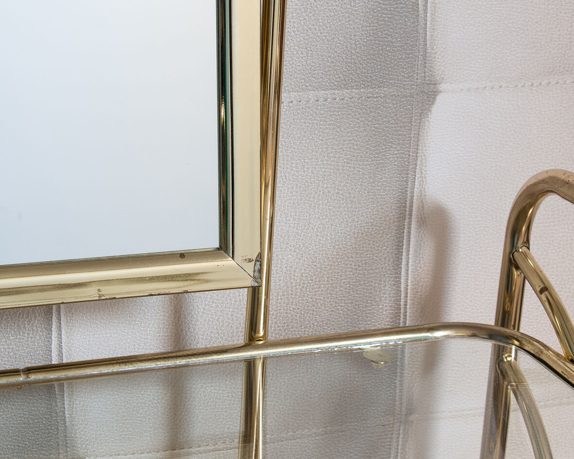 Dressing table in gold metal