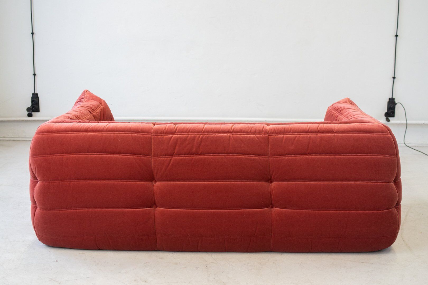 Canapé Togo vintage deux places avec accoudoirs en velours bordeaux par Michel Ducaroy pour Ligne Roset, années 1970.