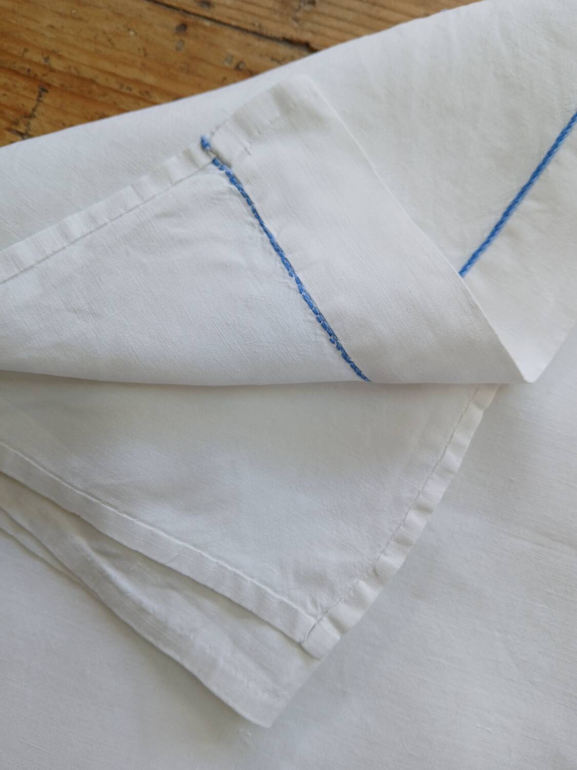 Embroidered sheet, blue swallow pattern, 88x170 cm