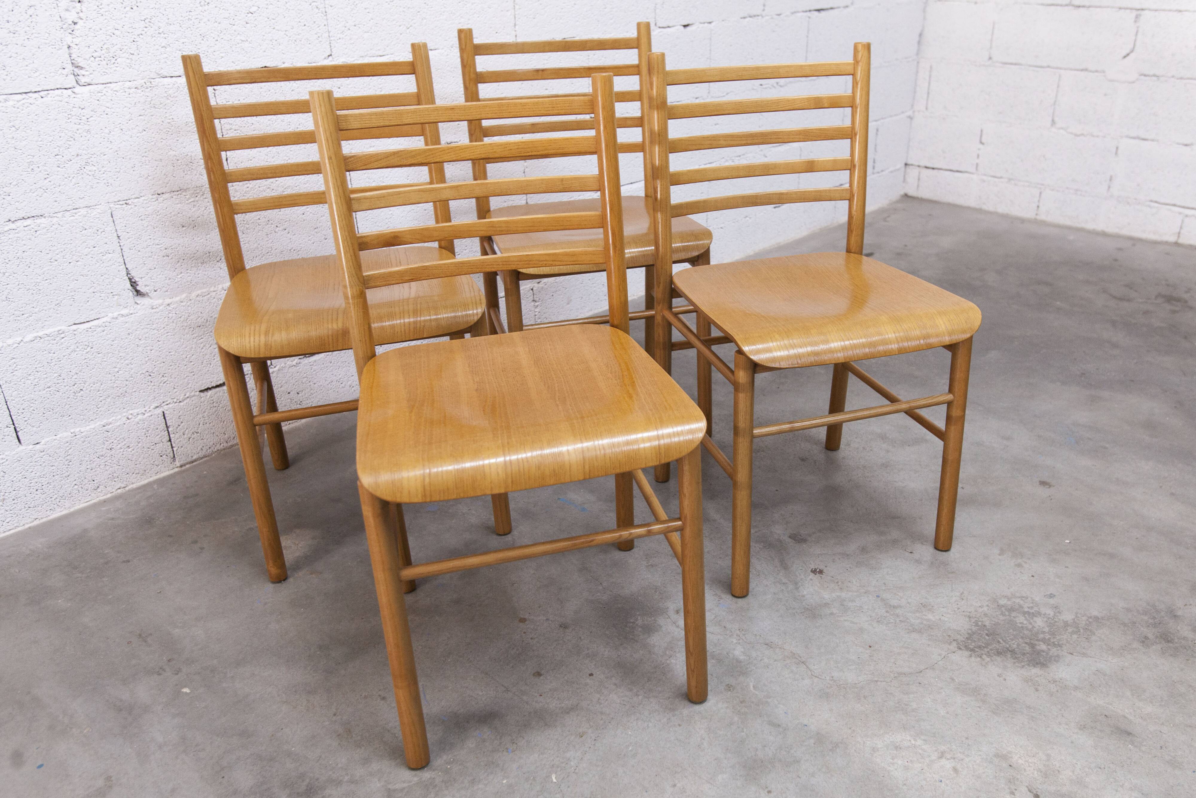 Danish ensemble transformable table 114 cm / 154 + 4 modernist chairs from the 1970s.
