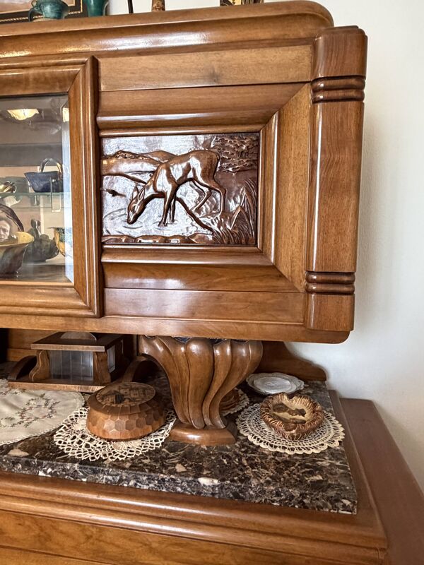 Buffet vaisselier en bois massif avec plateau en marbre et panneaux sculpté