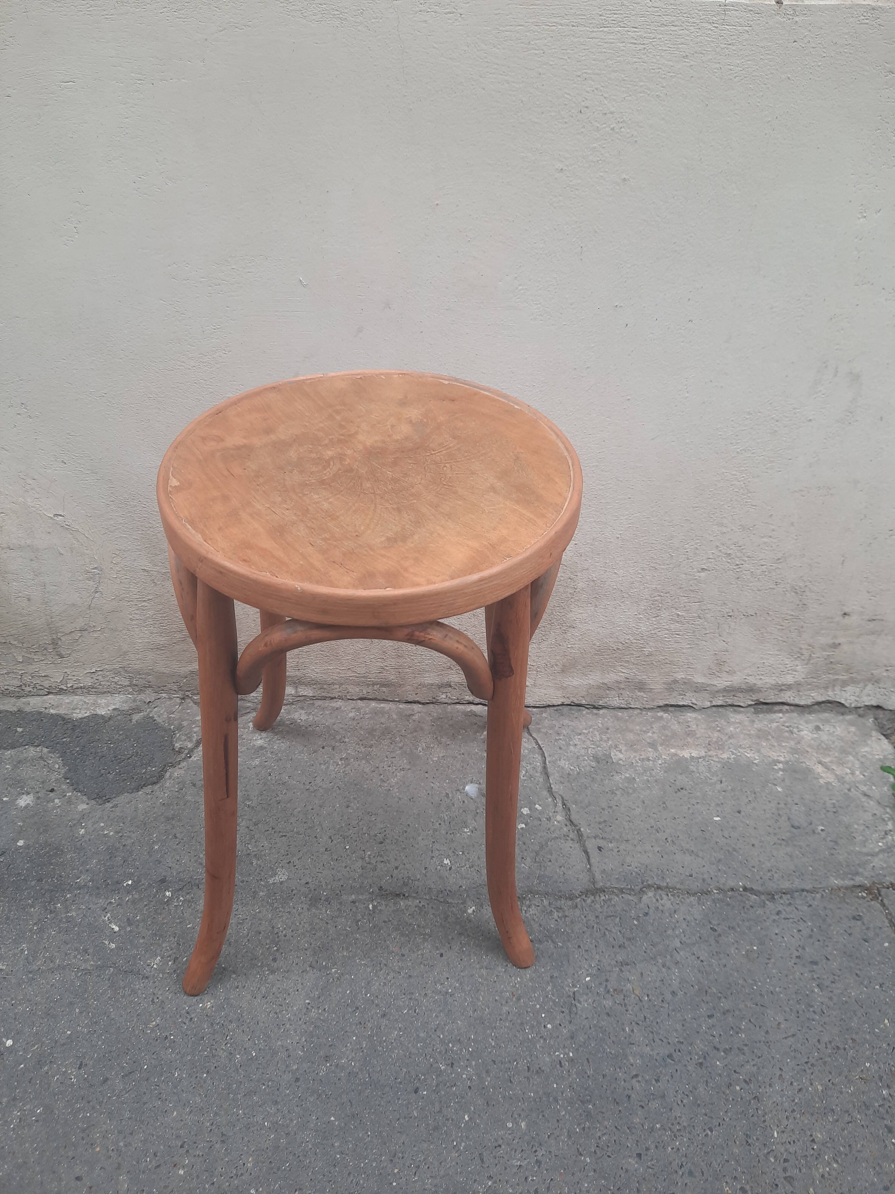 Curved mud stool