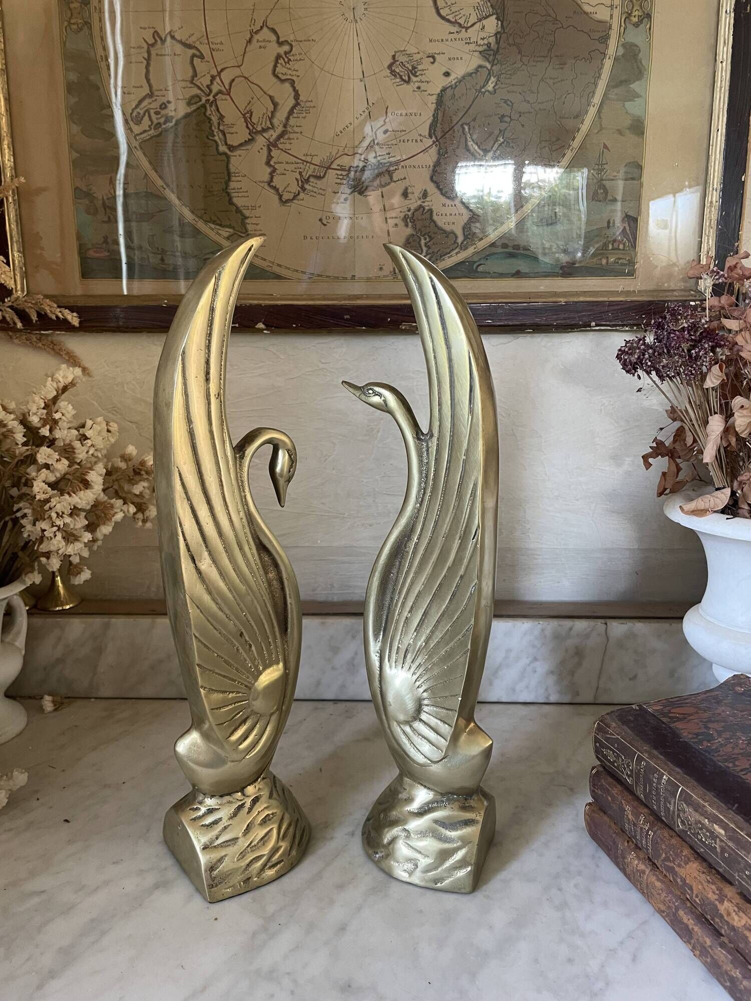 Pair of brass bookends, sculptural swans in Art Nouveau style.