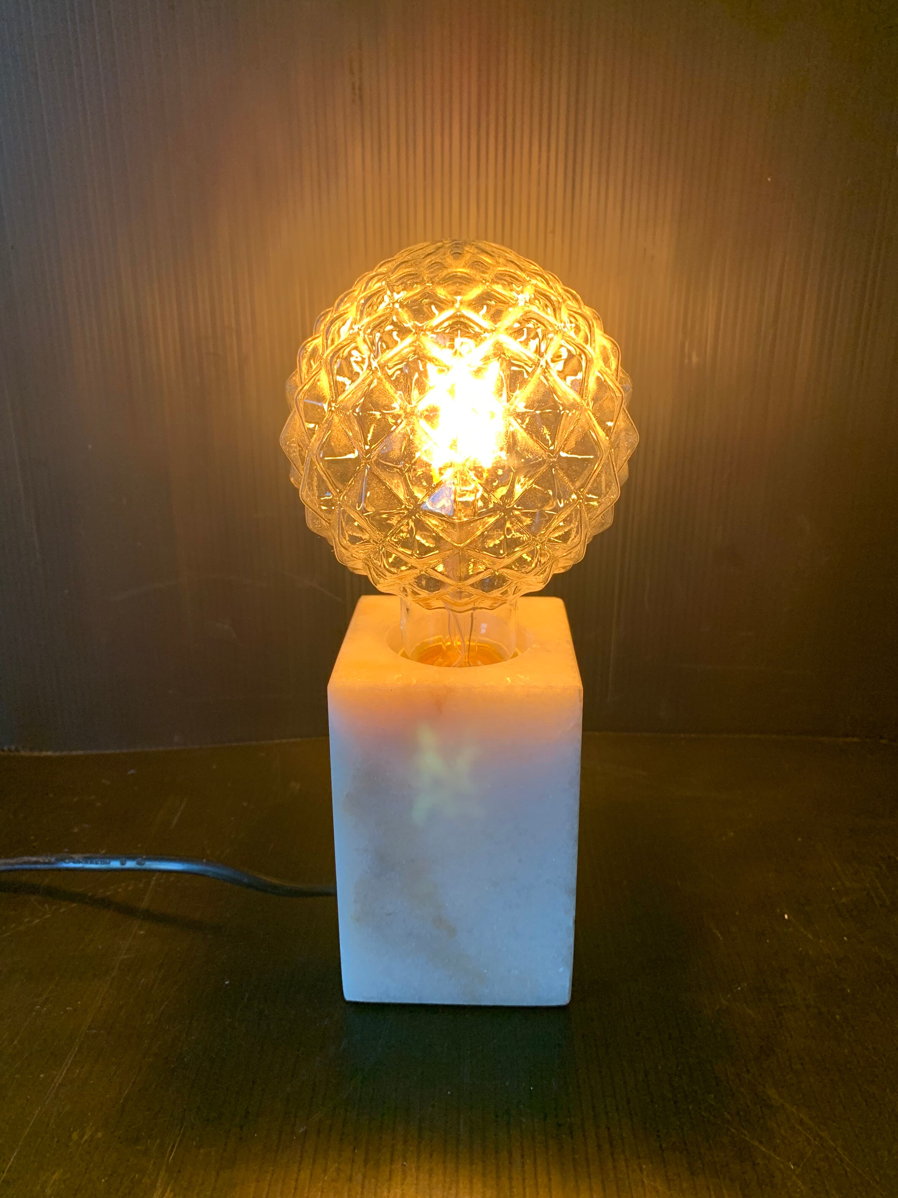 Lampe de table pierre dure