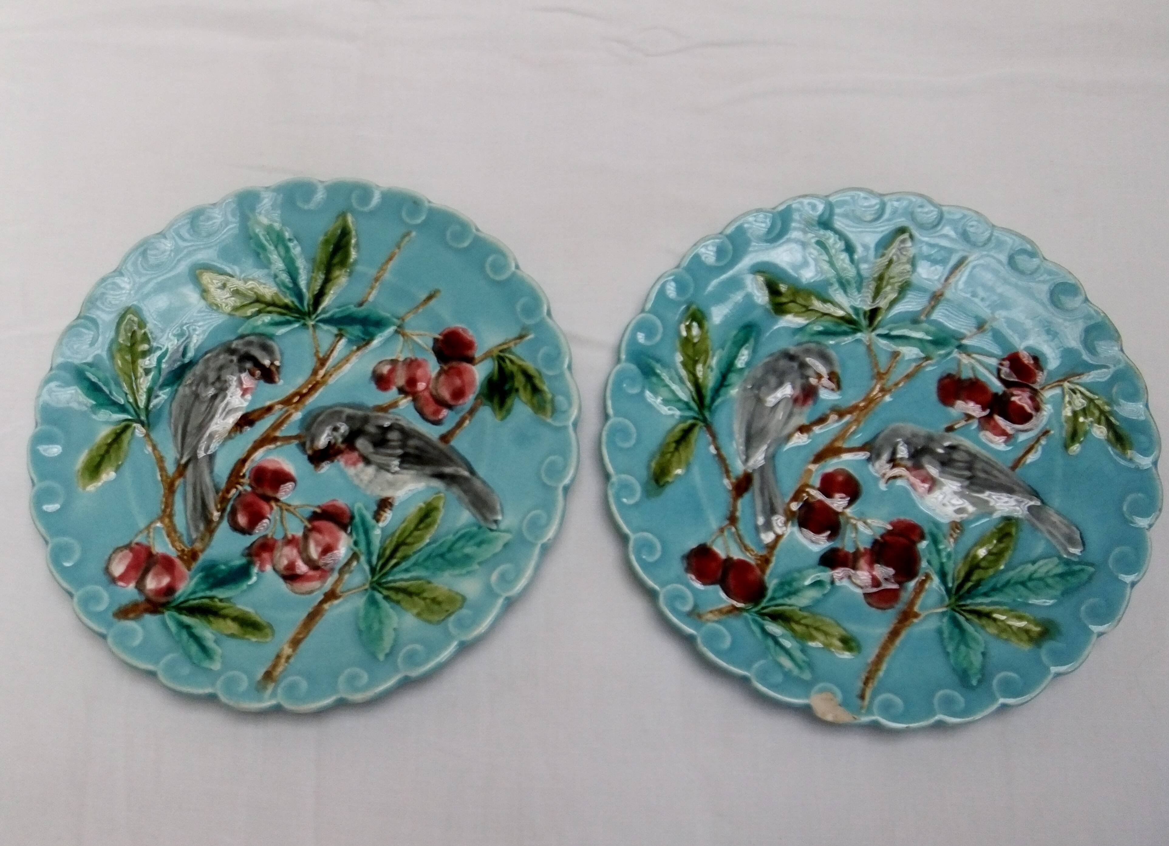 Assiette Barbotine Sarreguemines décor aux oiseaux cerises