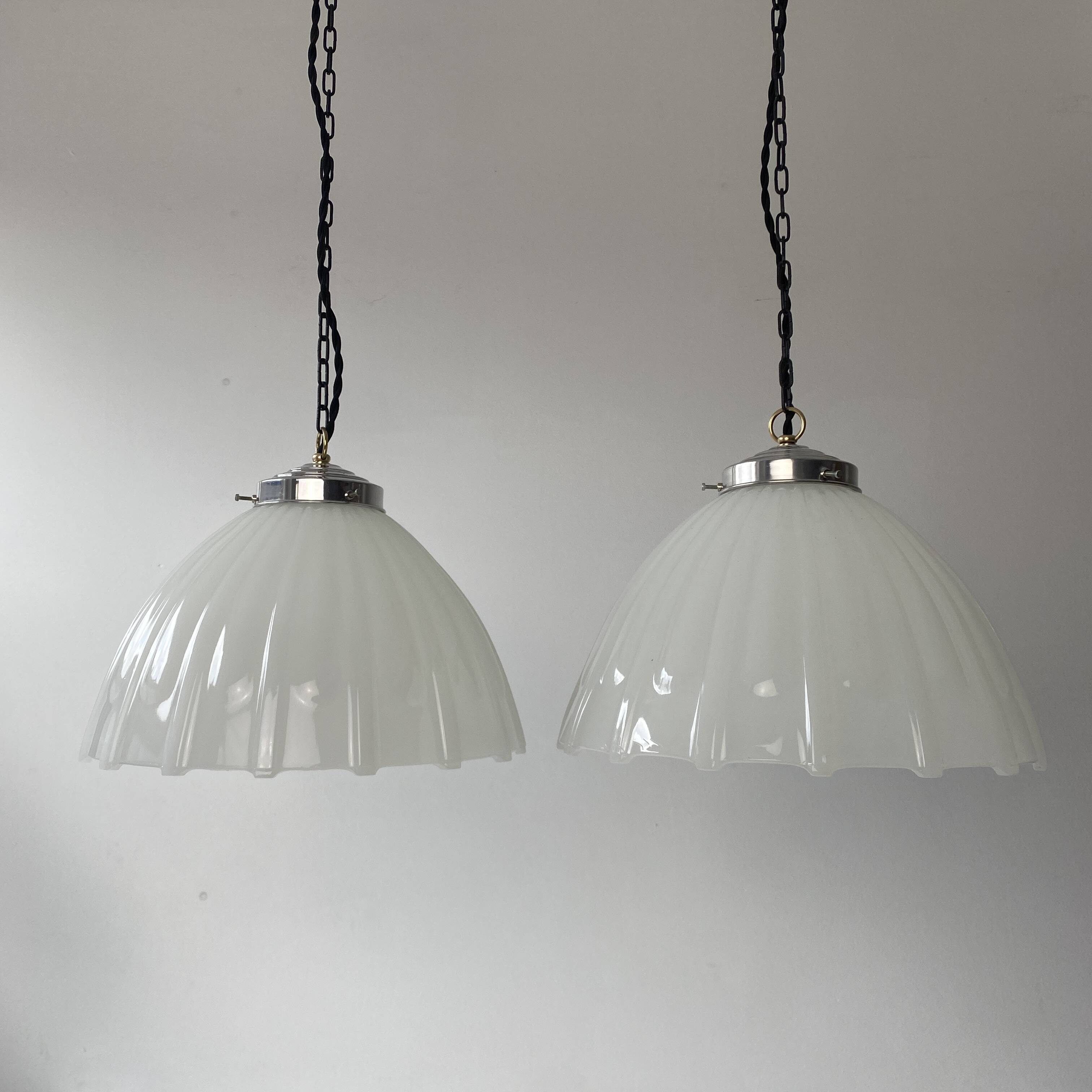 Paire d’anciennes suspensions art-deco en opaline XL