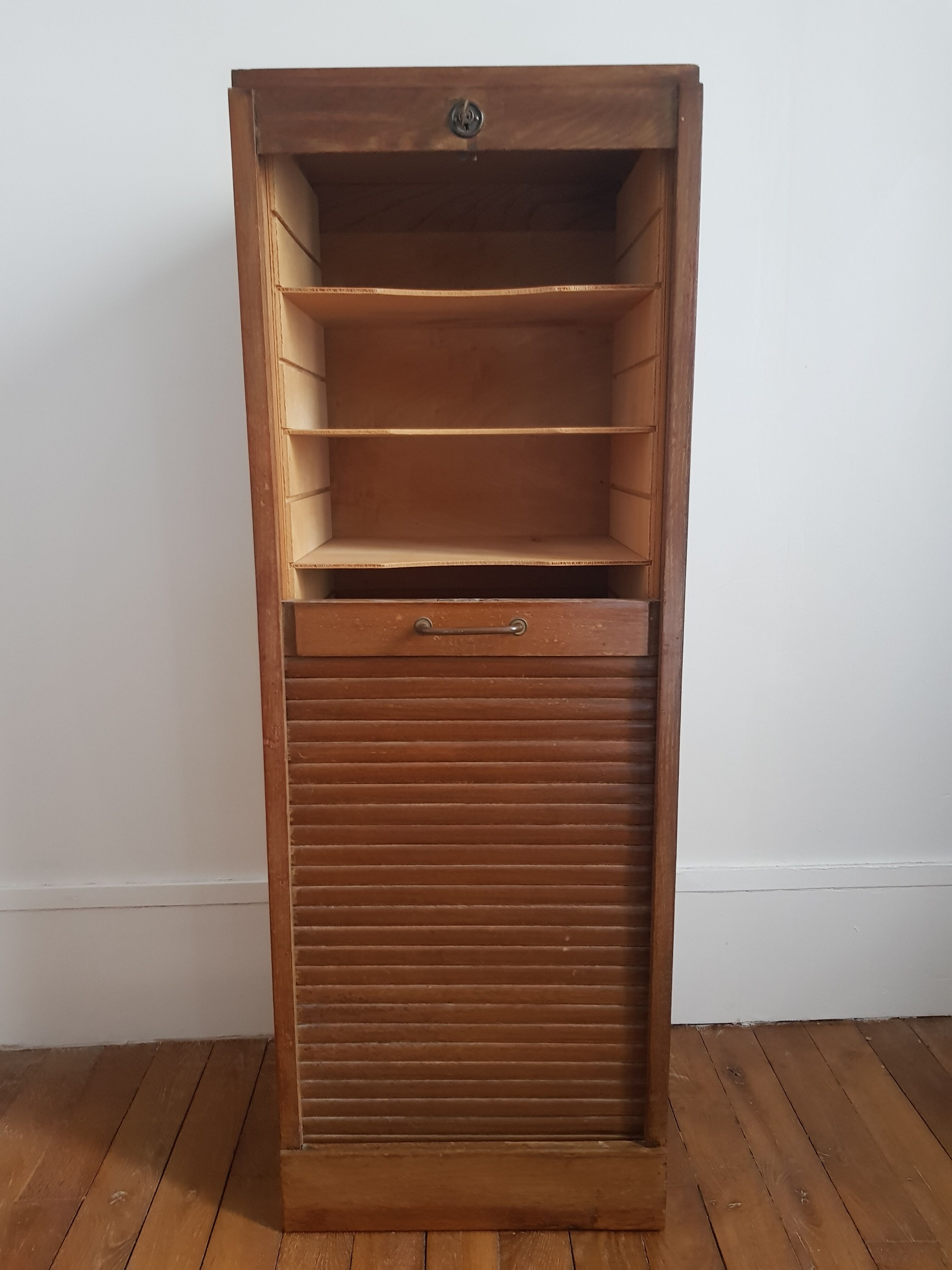 Sliding curtain cabinet