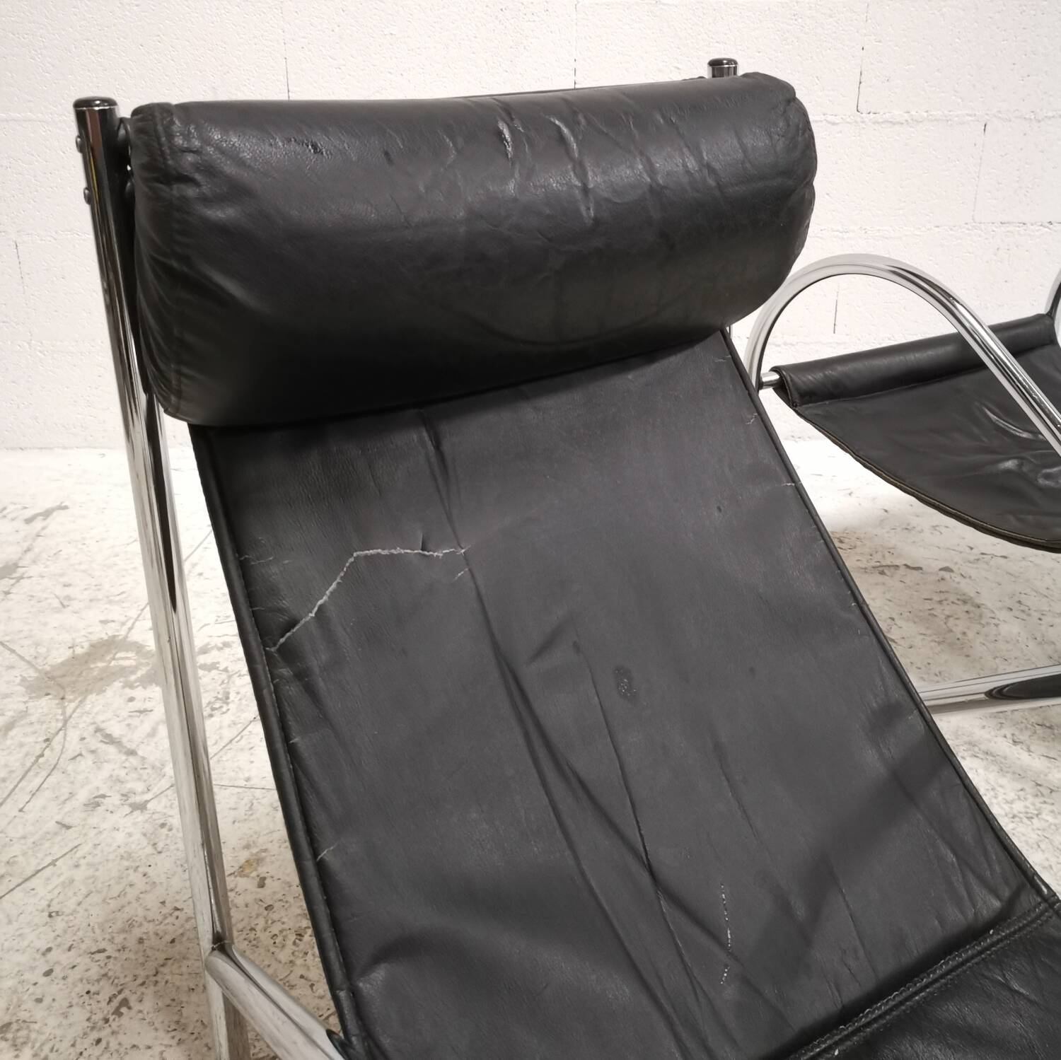 Pair of "Omega" armchairs, chrome-plated metal and leather, Habitat vintage 1980