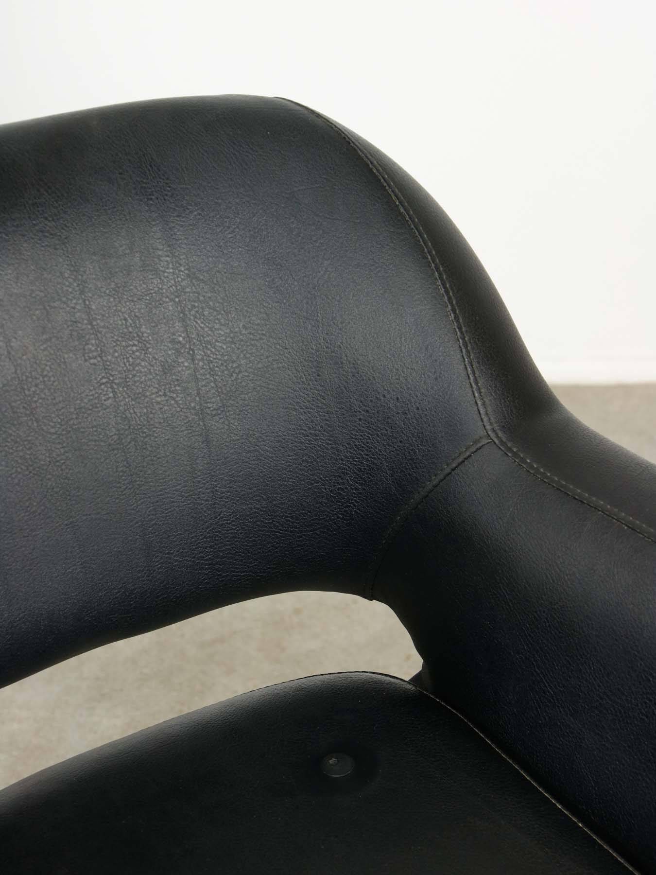Chaise pivotante vintage en simili cuir noir et chrome, années 70
