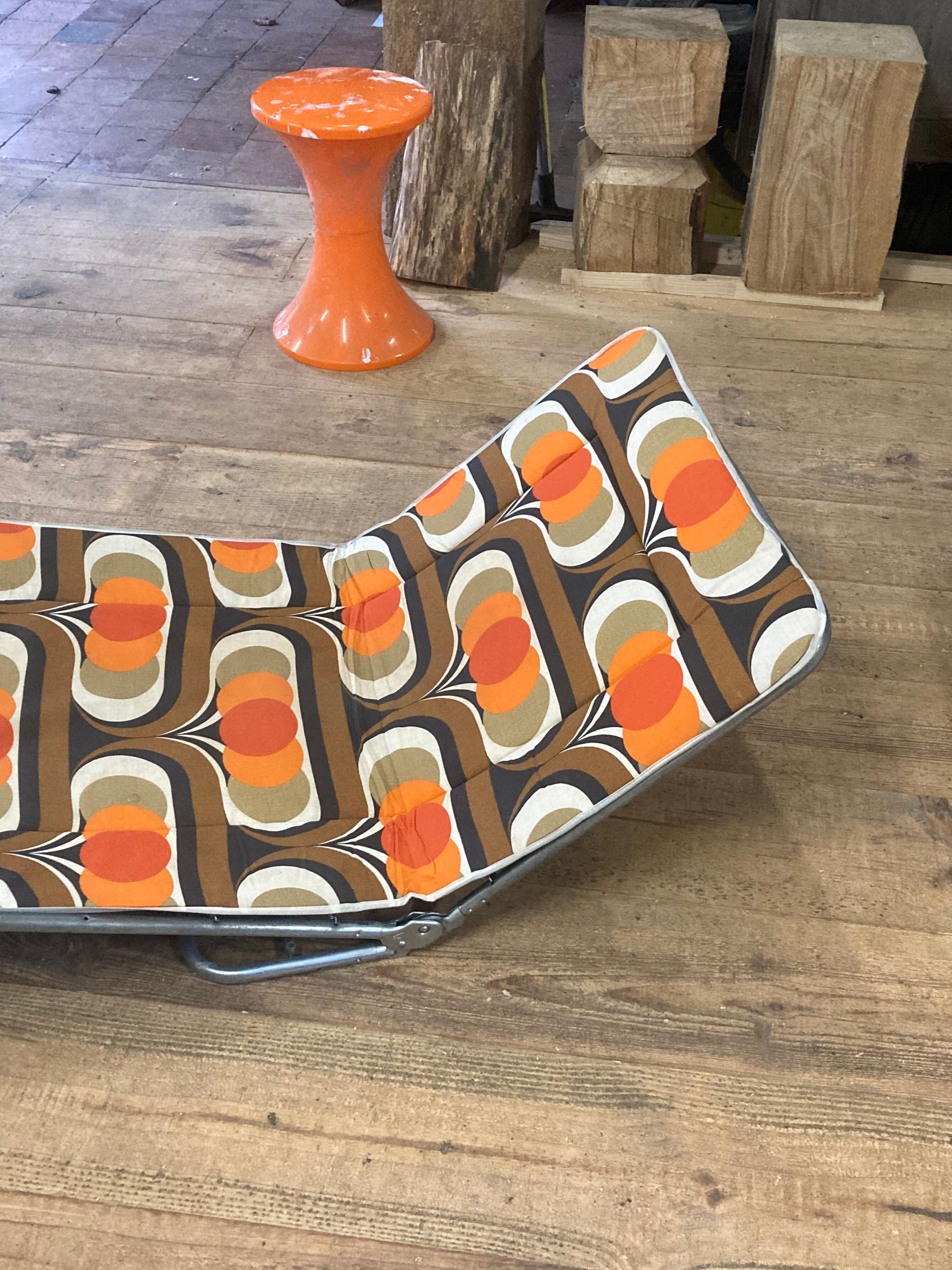 1970 orange pattern / chaise longue / vintage camp bed in metal and fabric
