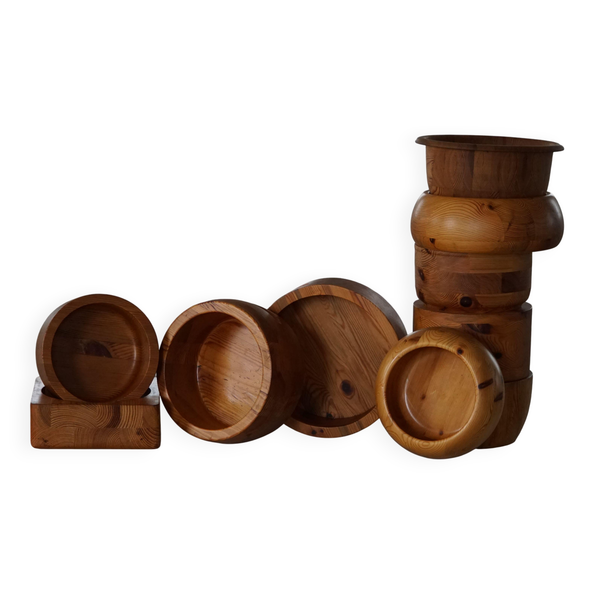 Set of 10 Scandinavian bowls in Swedish pine from the mid-century, made by Holmbergs & Varnamo, 1970s.