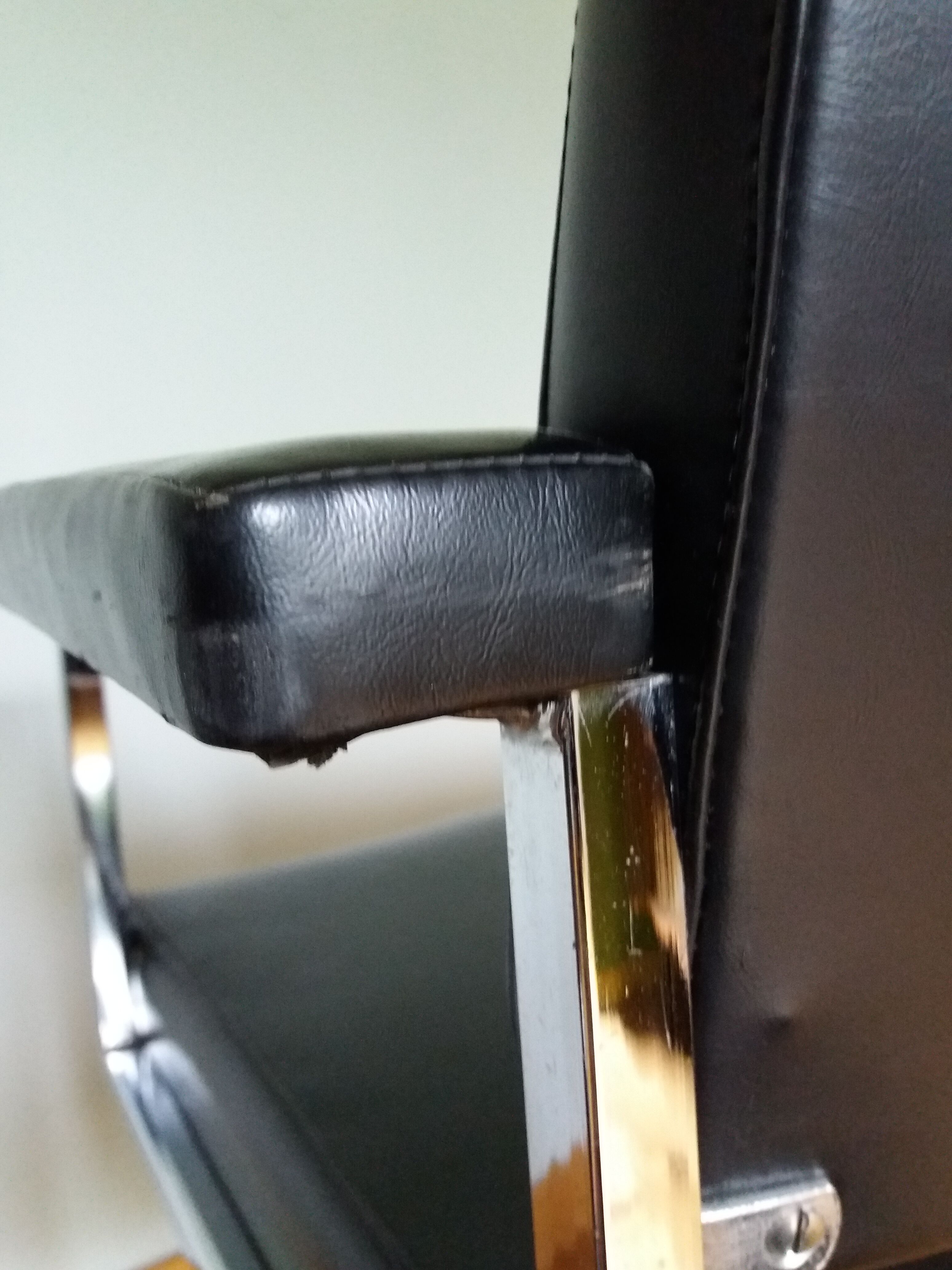 Swivel office chair Strafor with chrome metal and black faux leather.