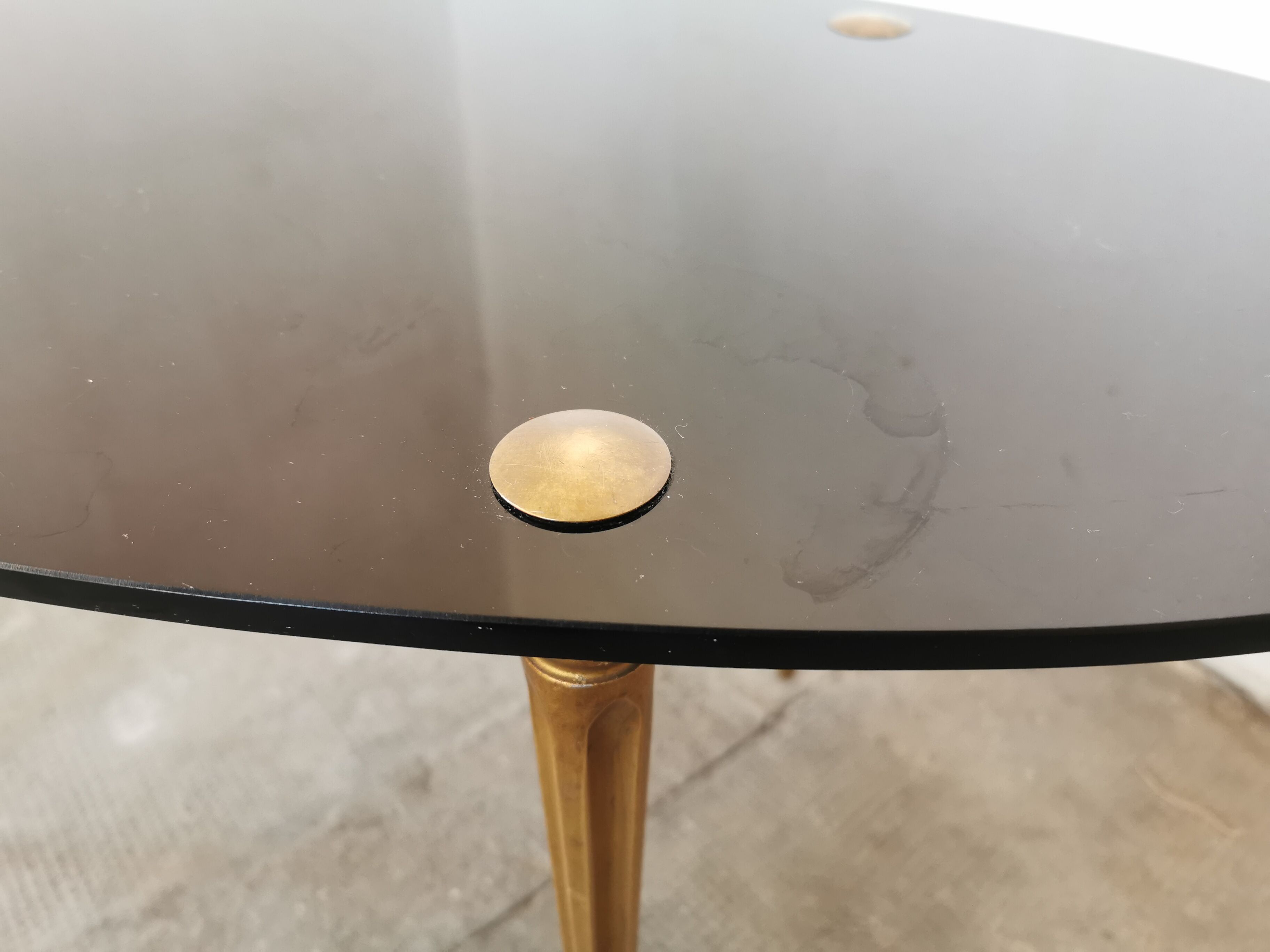 Oval coffee table in black opaline