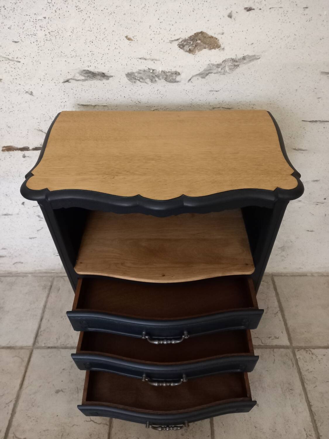 Chiffonnier en bois brut et peint en noir