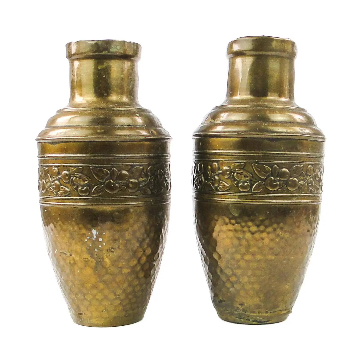 Paire d'amphores Art Nouveau, laiton, France, début du XXe siècle