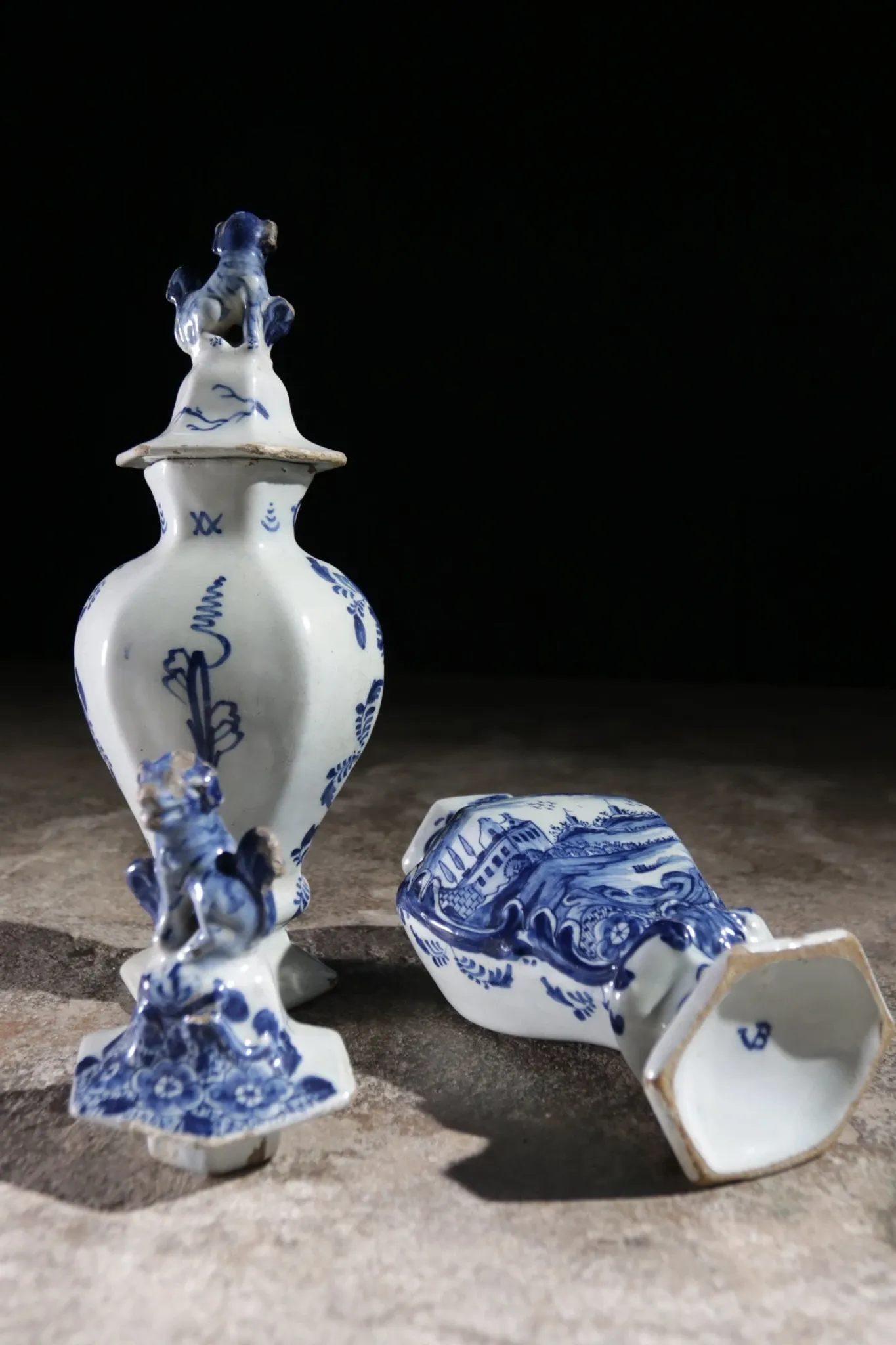 Pair of 18th-century Delft lidded vases – Pieter van den Briel, 't Fortuyn