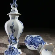 Pair of 18th-century Delft lidded vases – Pieter van den Briel, 't Fortuyn