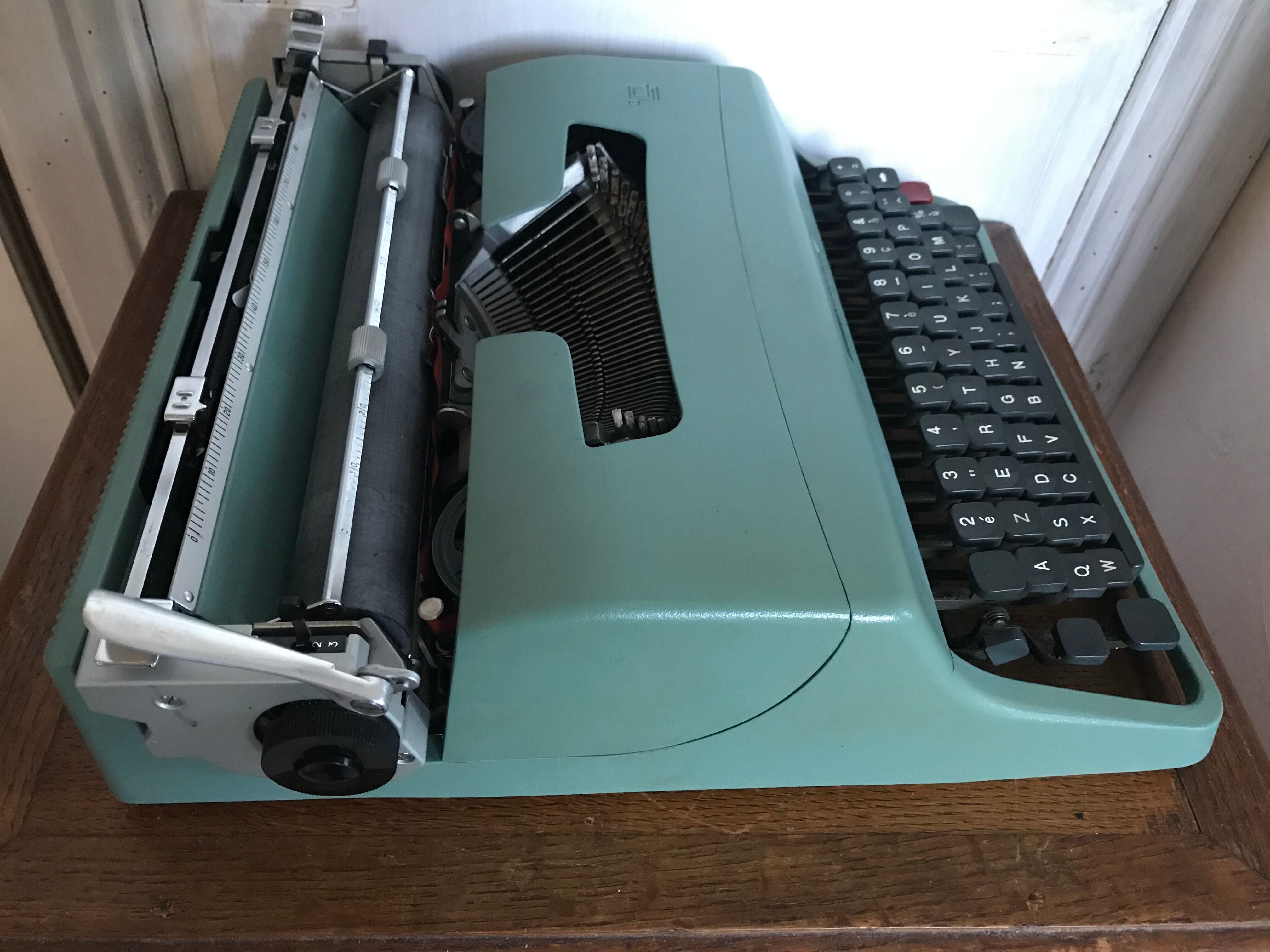Olivetti Lettera 32 Typewriter