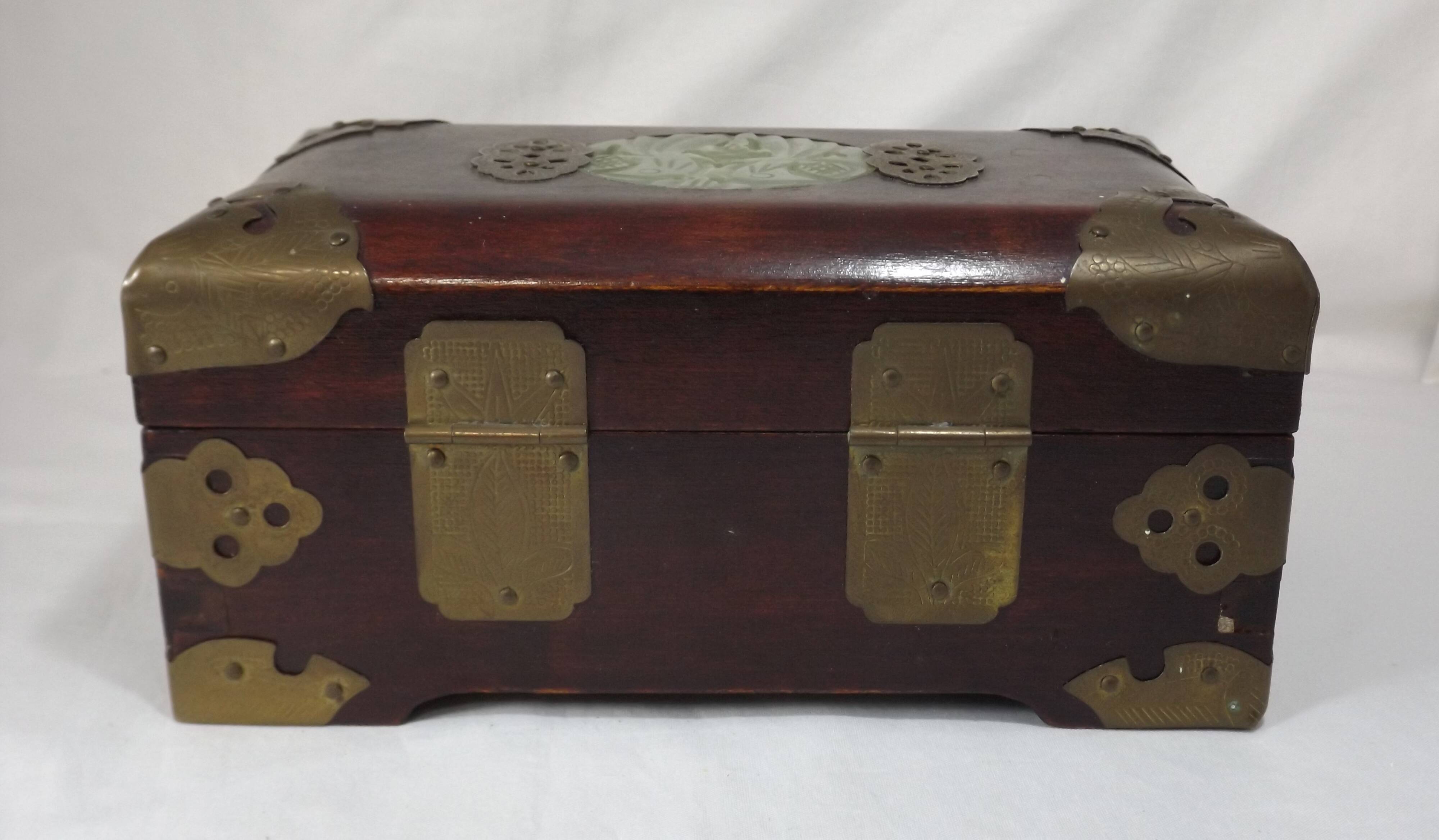 Chinese jewelry box in jade inlaid wood