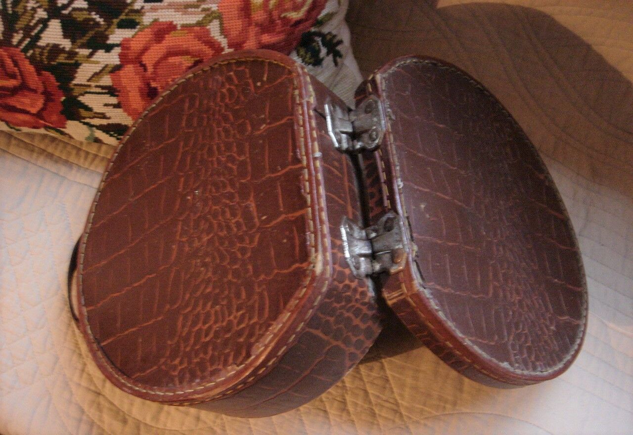 Round suitcase handle leather