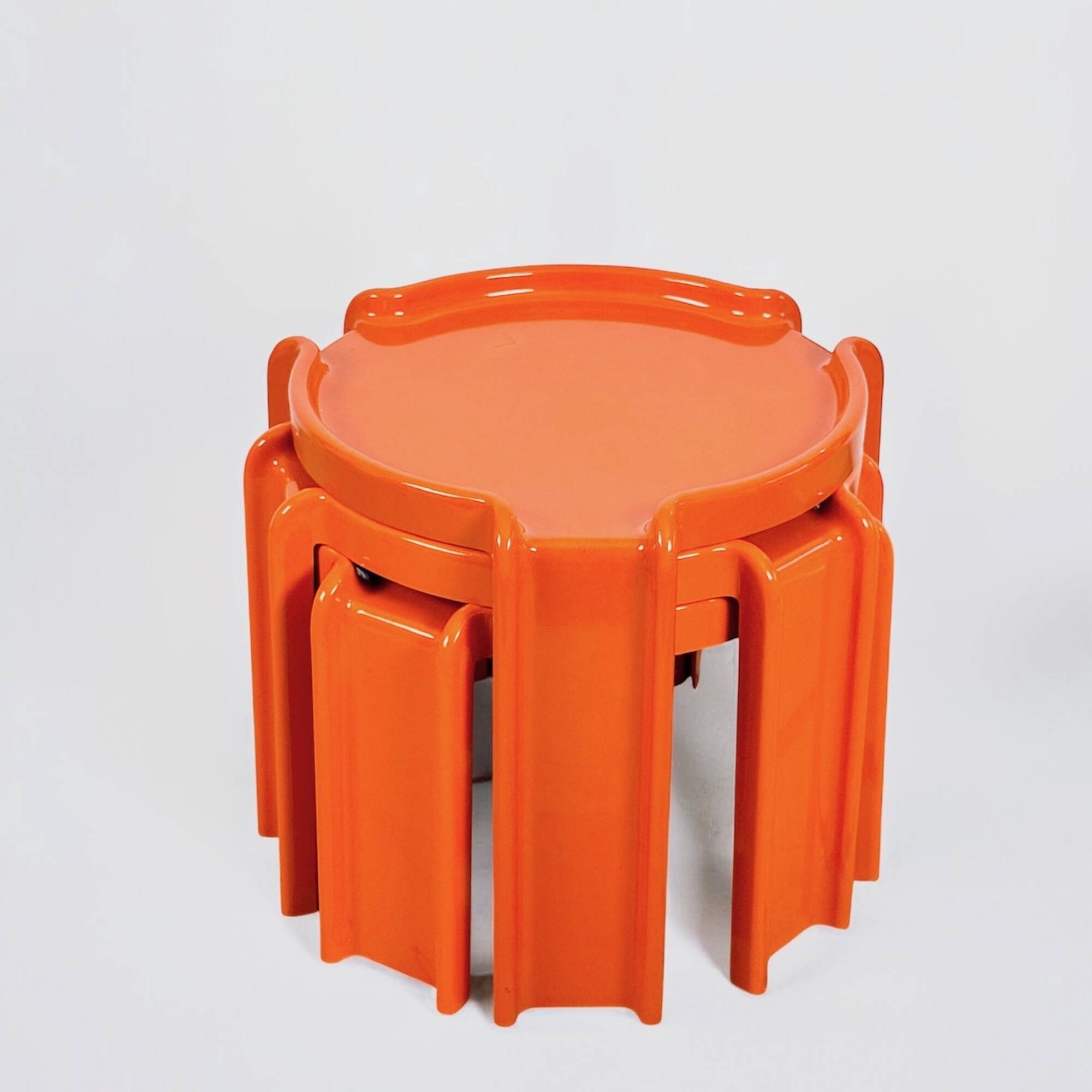 3 tables orange Giotto Stoppino pour Kartell, années 1960
