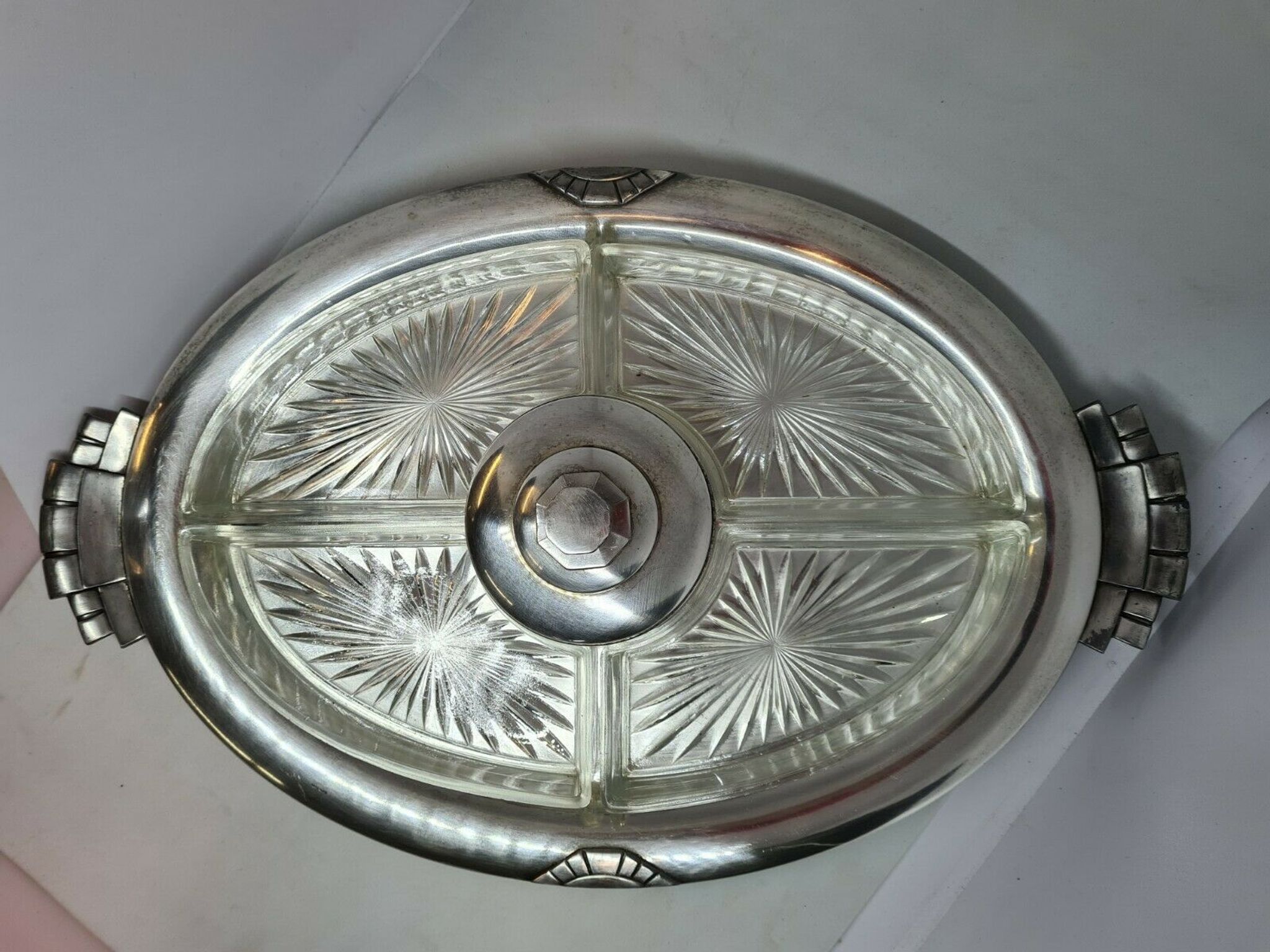 Plat de présentation style art déco en métal argenté et compartiments en verre