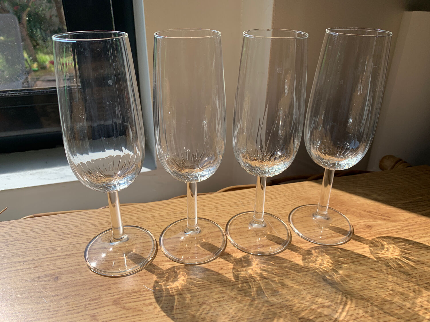 4 flutes stemmed glasses wine / champagne
