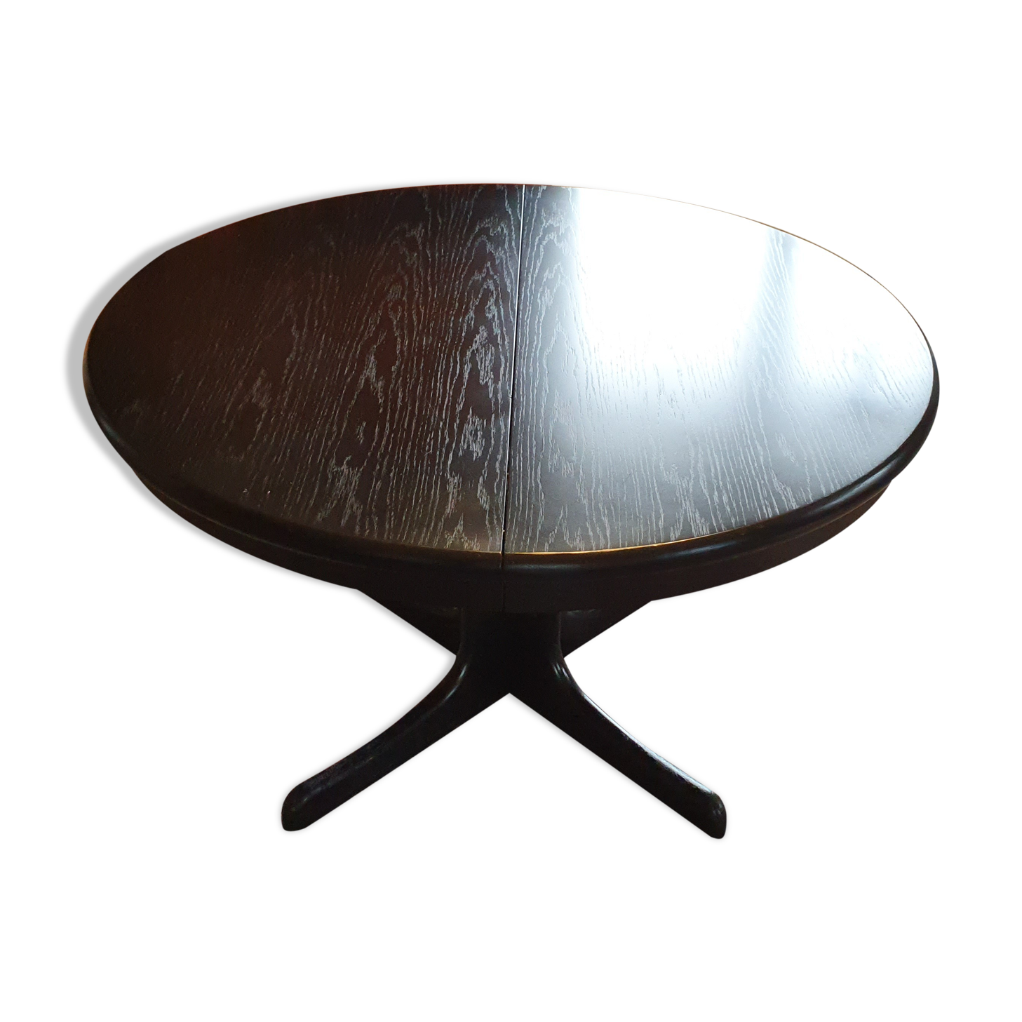 Baumann-type table with 4/8-person extensions.