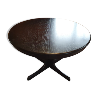 Baumann-type table with 4/8-person extensions.