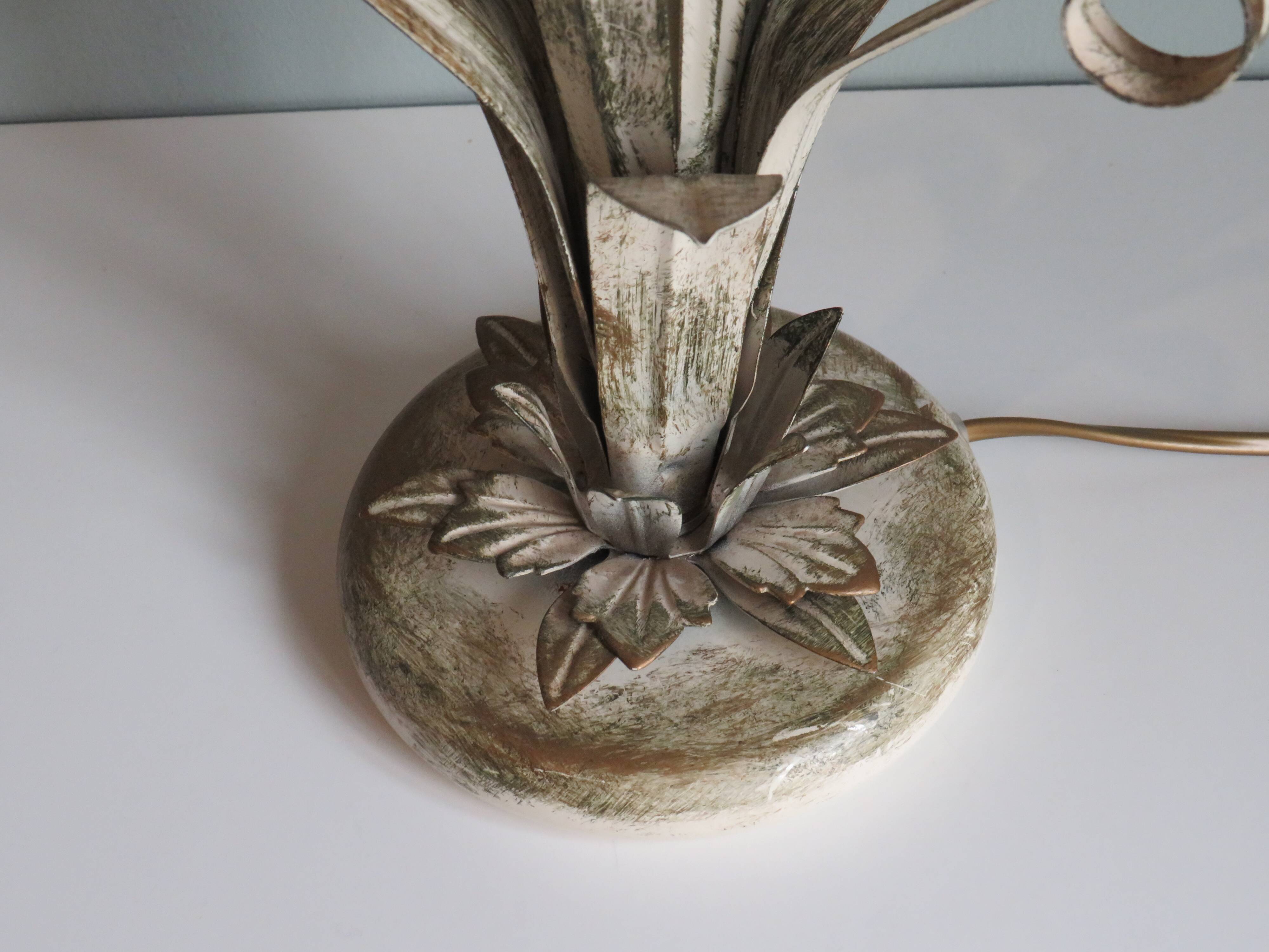 Lampe de table vintage dans le style de hans kögl.