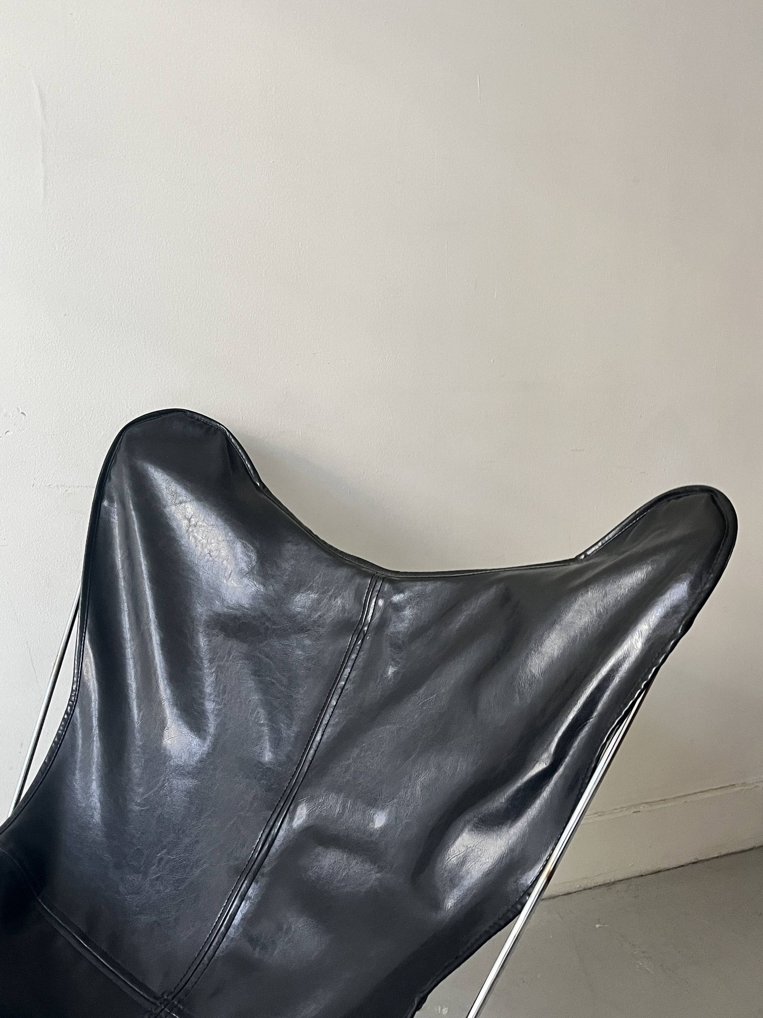 fauteuil design papillon en chrome et cuir noir