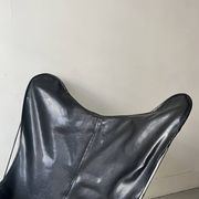 fauteuil design papillon en chrome et cuir noir