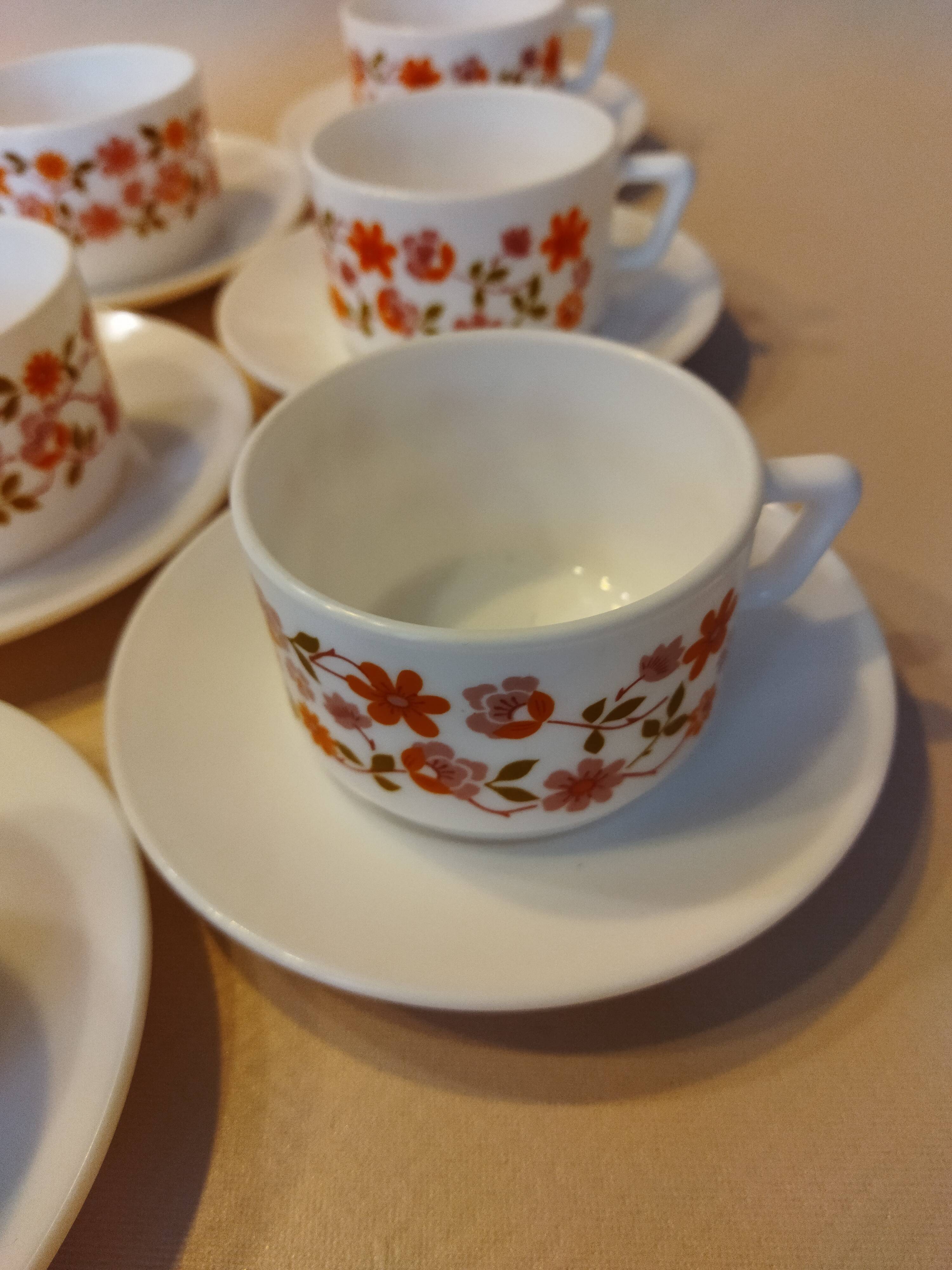 Six Scania Arcopal coffee cups