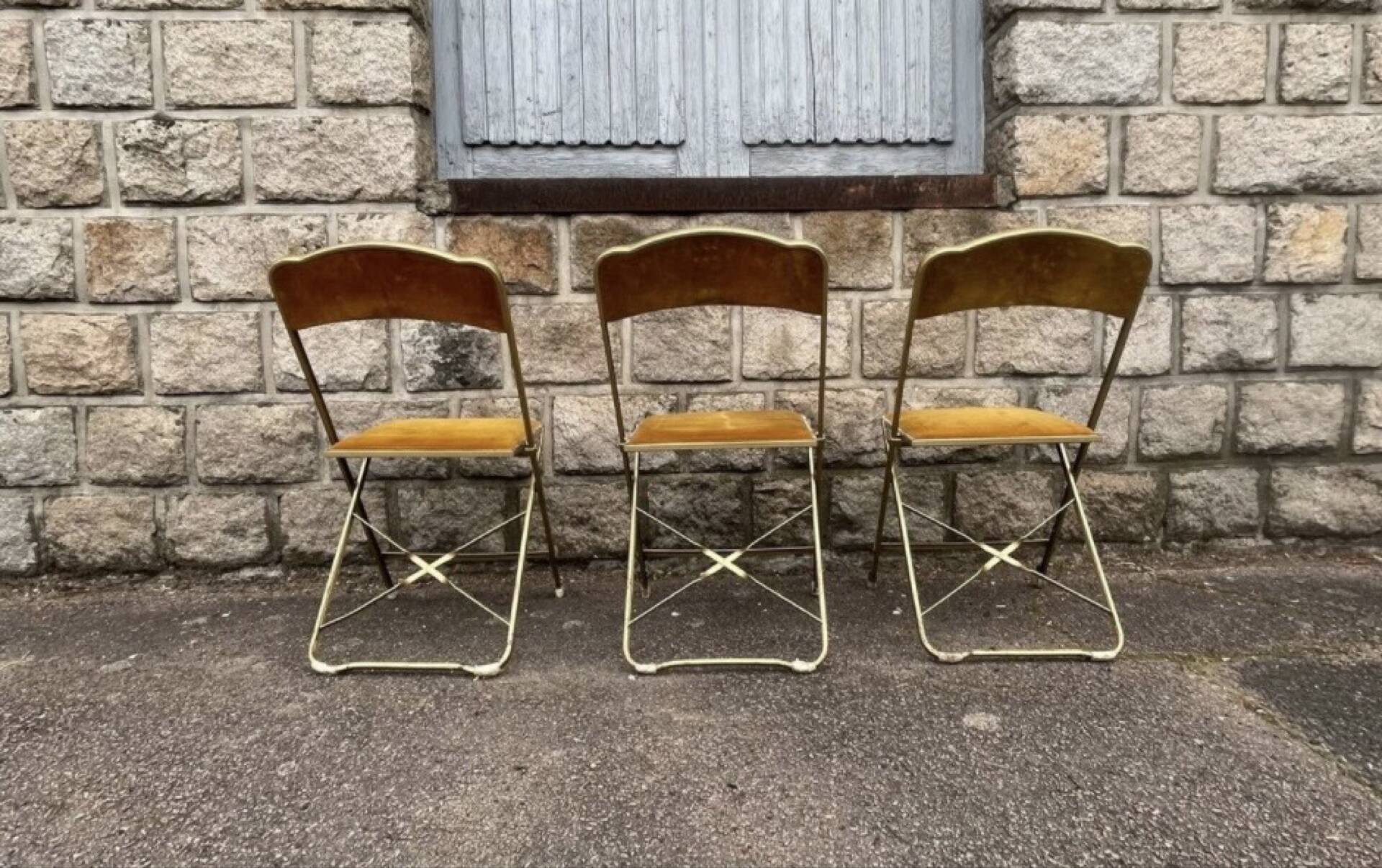 3 chaises d'opéra pliantes anciennes en velours doré et laiton