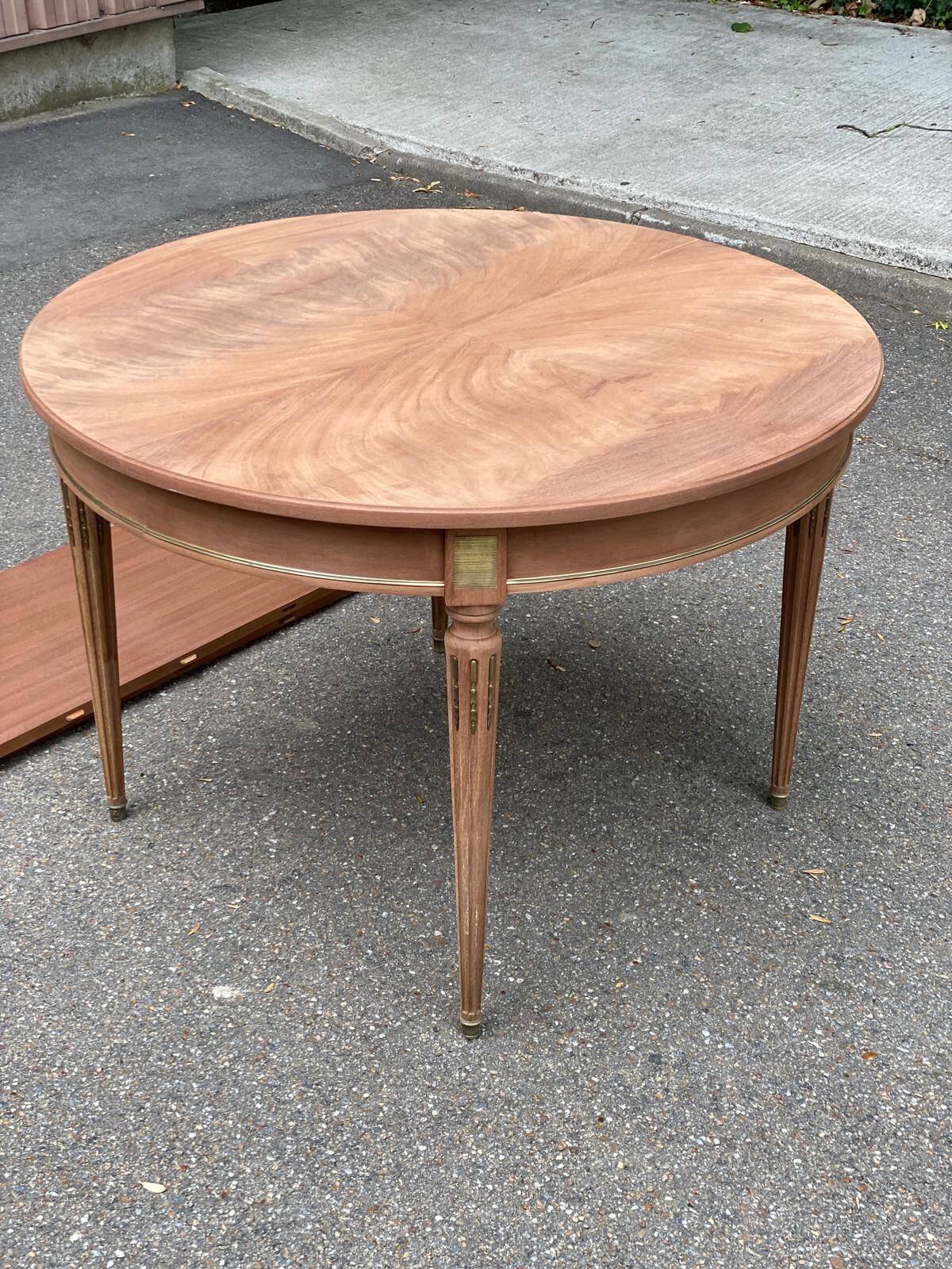 Table à manger ronde extensible Louis XVI décapée en acajou massif et laito