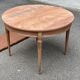 Table à manger ronde extensible Louis XVI décapée en acajou massif et laito