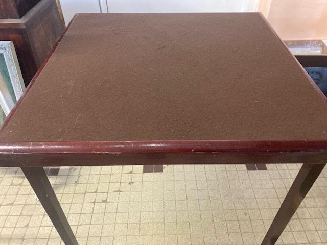 Table de jeu en bois avec pieds pliables