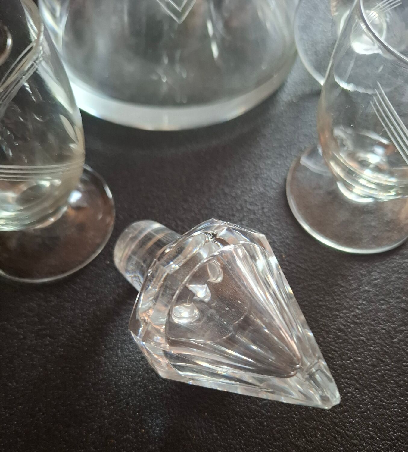 Port decanter and its 6 glasses