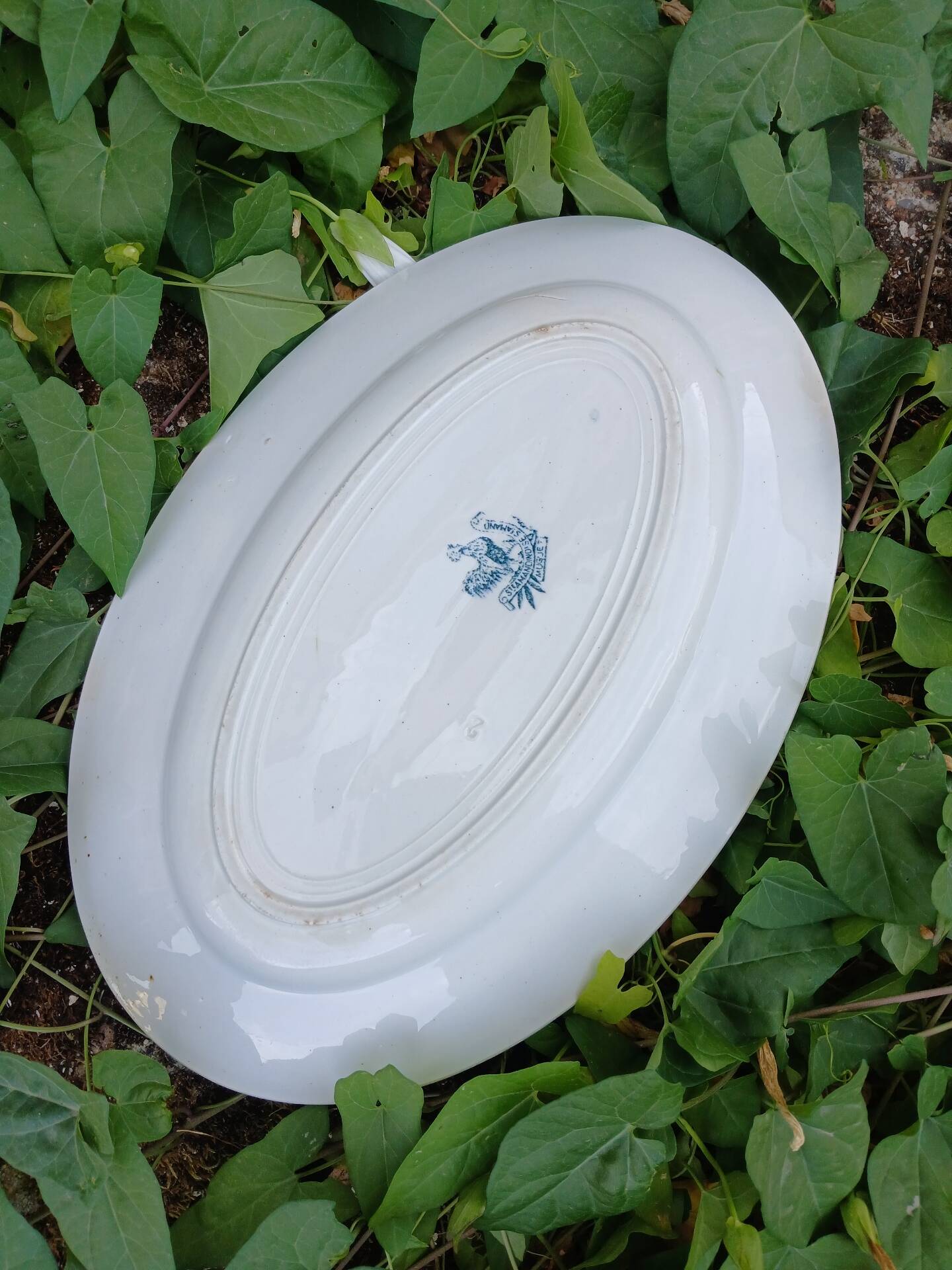 Plat ancien en terre de fer Saint Amand 