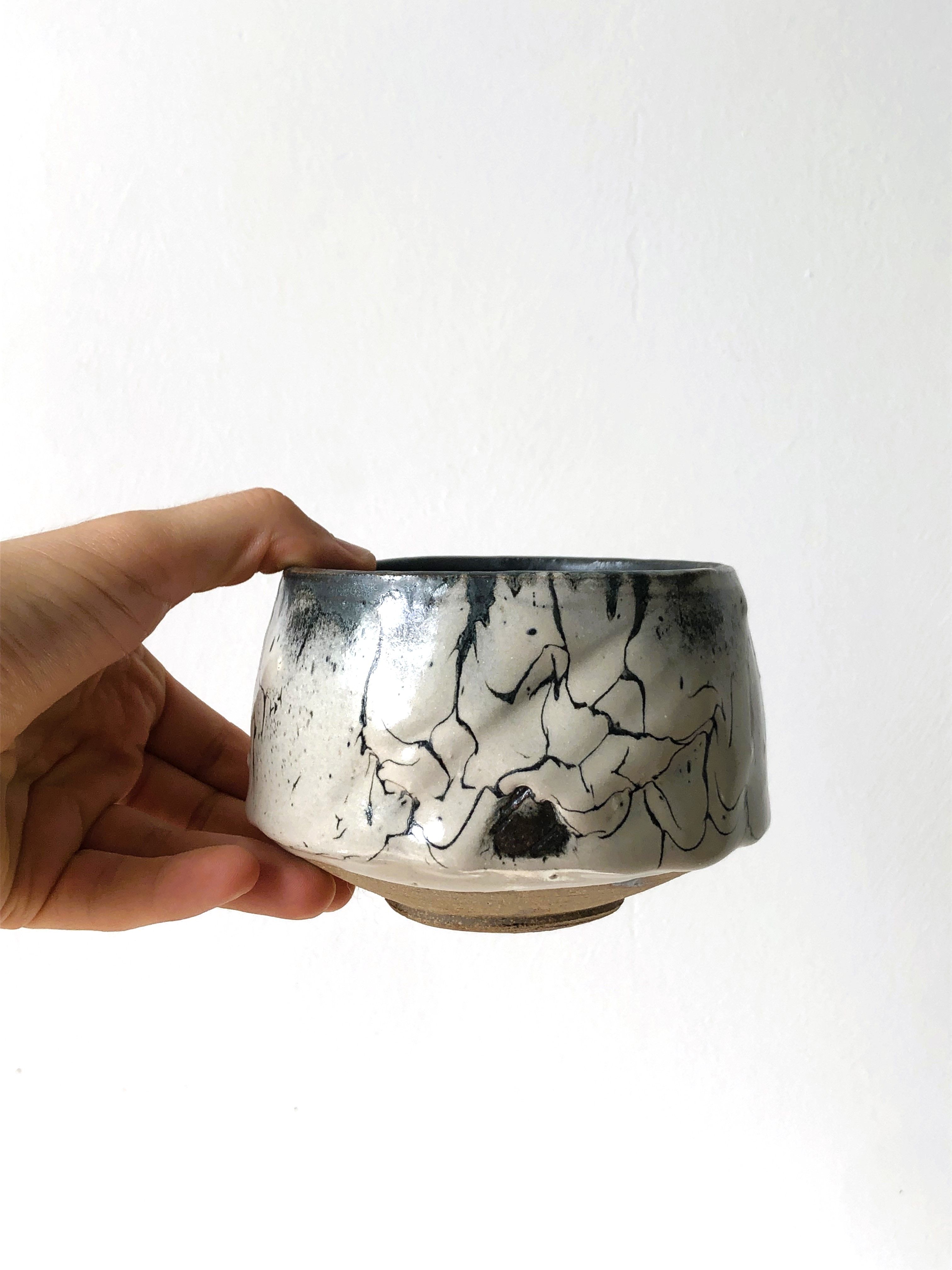 Small bowl or flower pot cover in black and white ceramic, signed, very decorative in excellent condition