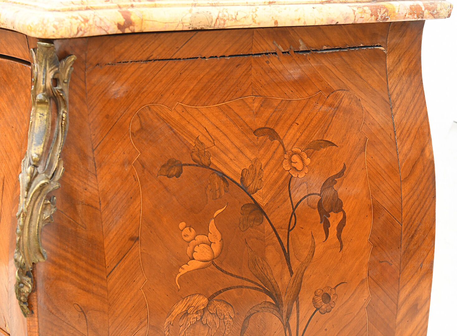 Curved chest of drawers in Louis XV style