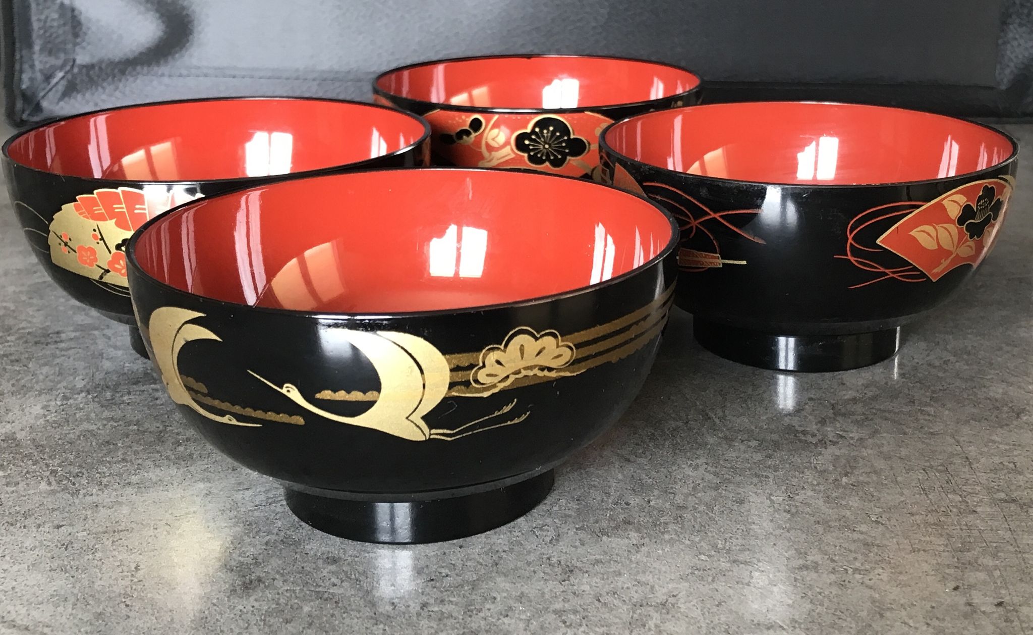 Set of 4 japanese bowls in lasewood decorated with black and red paint