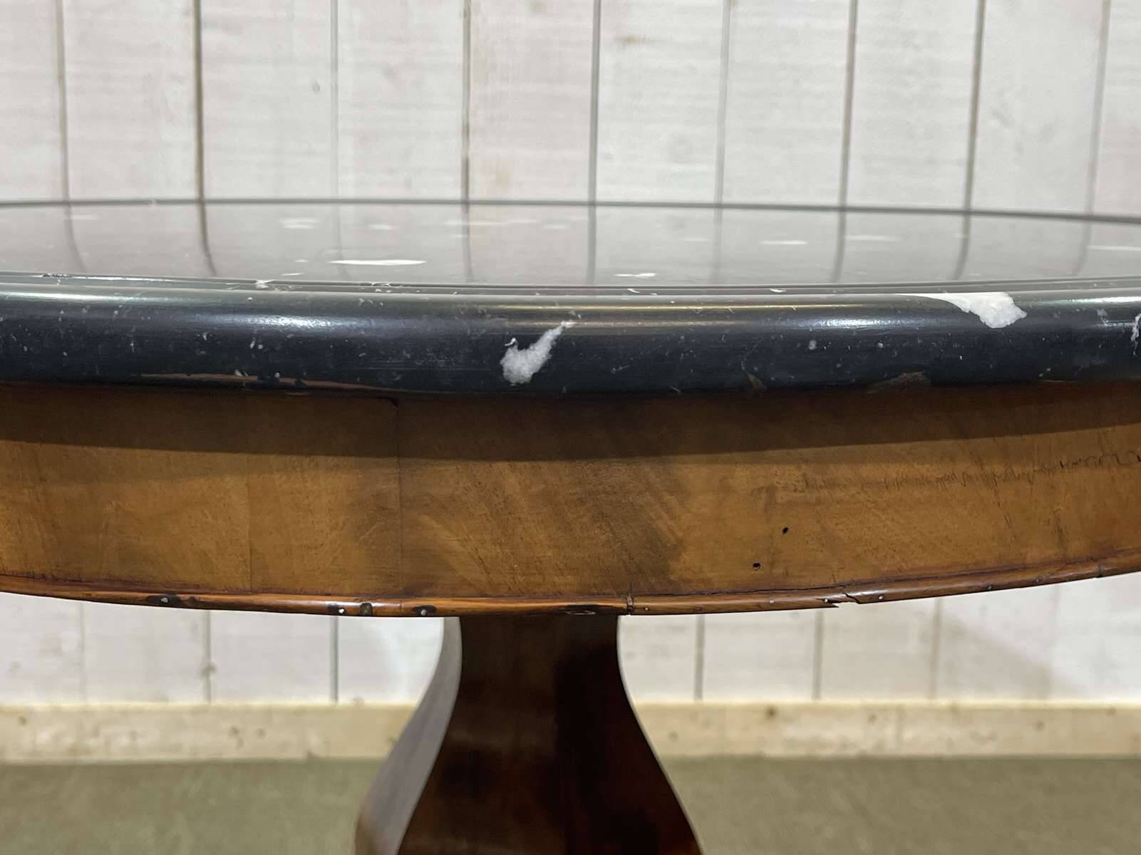Restoration gueridon in mahogany with a black marble top (re-glued marble)