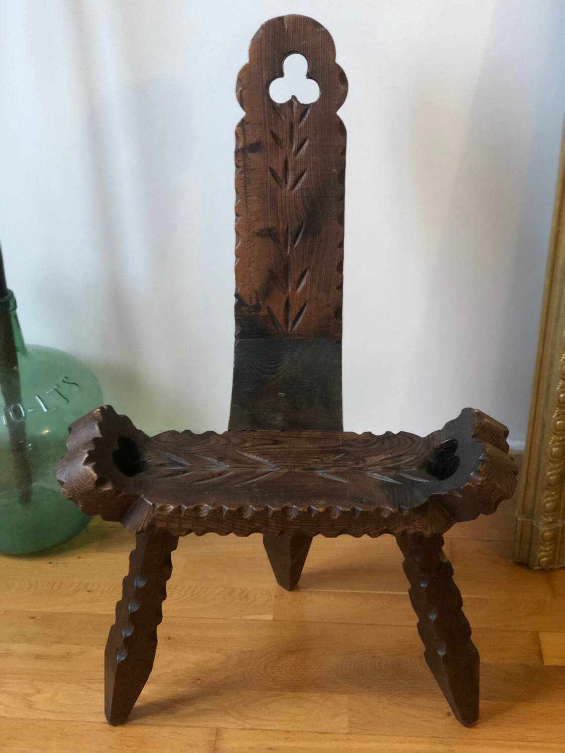 Ancienne chaise tripode de traite
