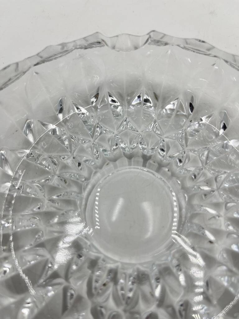 Cendrier rond en verre moulé en relief