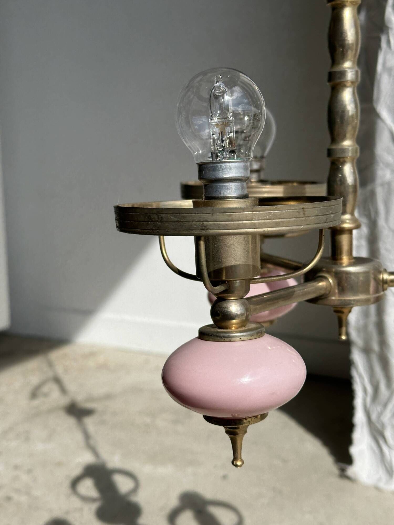 Petit lustre rose et doré à 3 bras de lumières