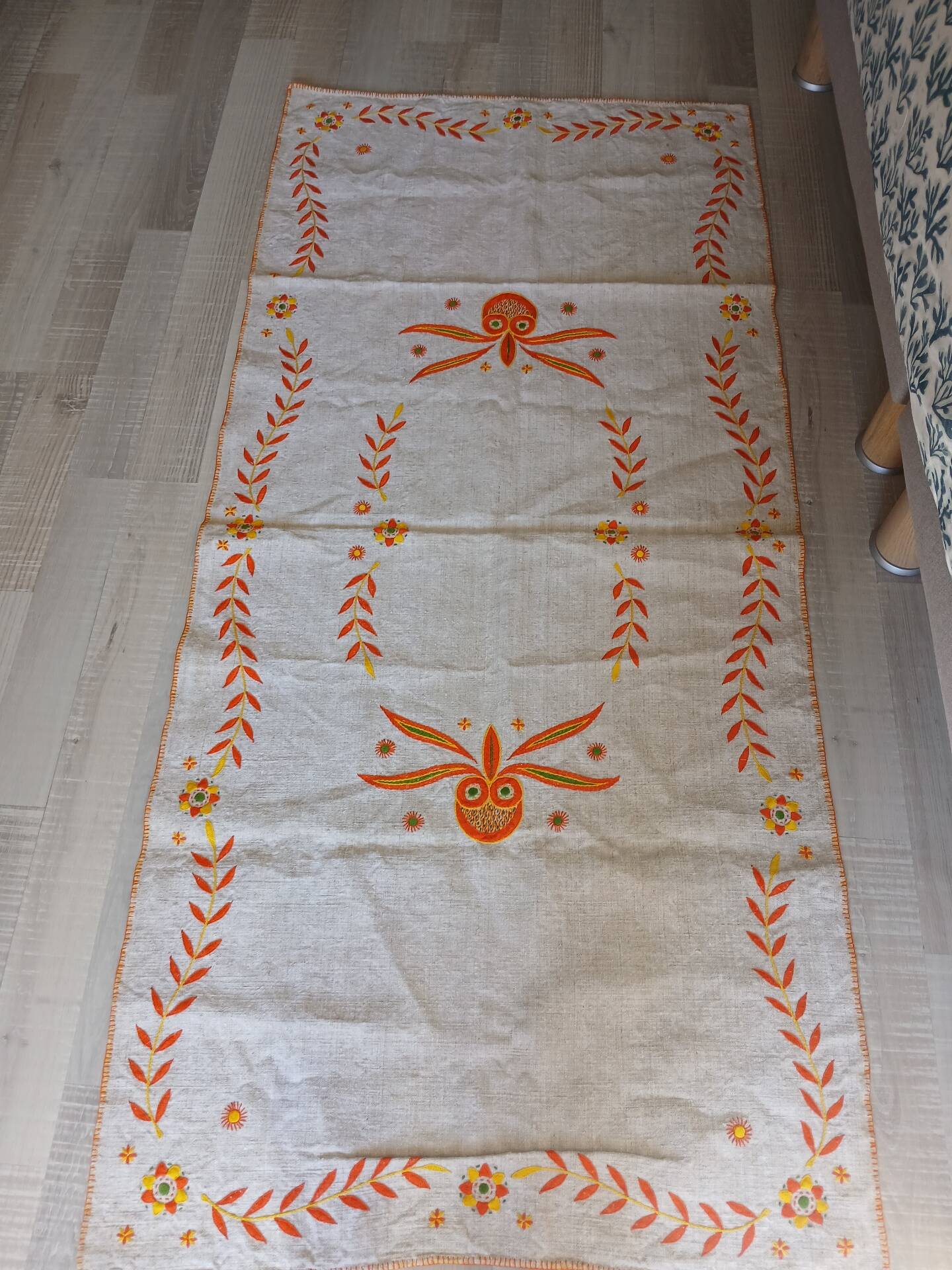Chemin de table vintage en toile épaisse brodée 
