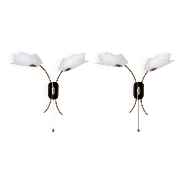 Paire d'appliques midcentury 2 feux — opaline, laiton & laque noire