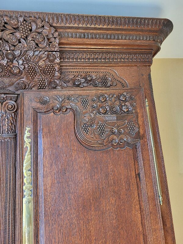 Armoire en chene sculptee du xviii ème siecle